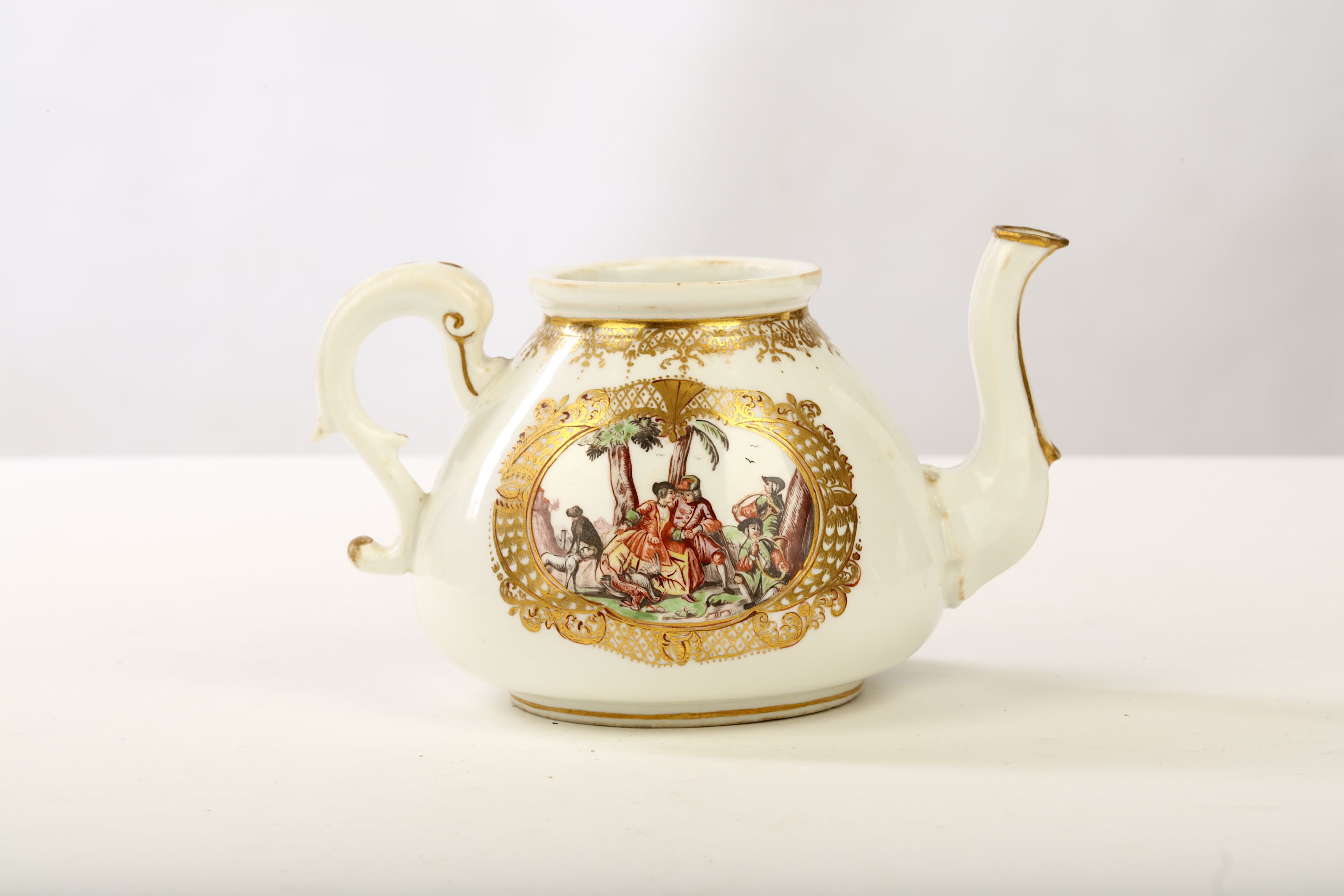 A MEISSEN HAUSMALER TEAPOT - Image 2 of 3