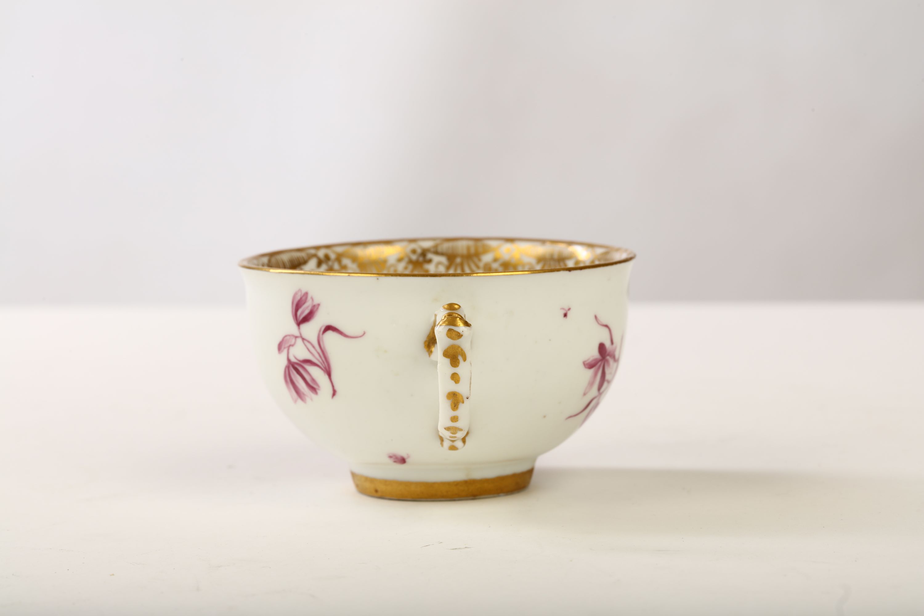A MEISSEN TEACUP - Image 2 of 4