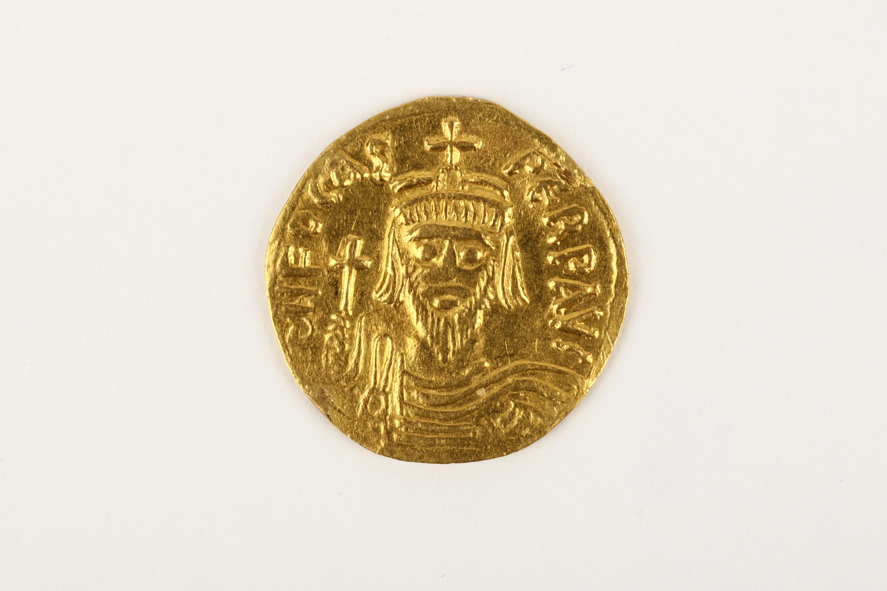 A Byzantine Gold Solidus of Phocas (602-610AD), Constantinople, obv. Phocas facing bust, bearded, - Bild 2 aus 2