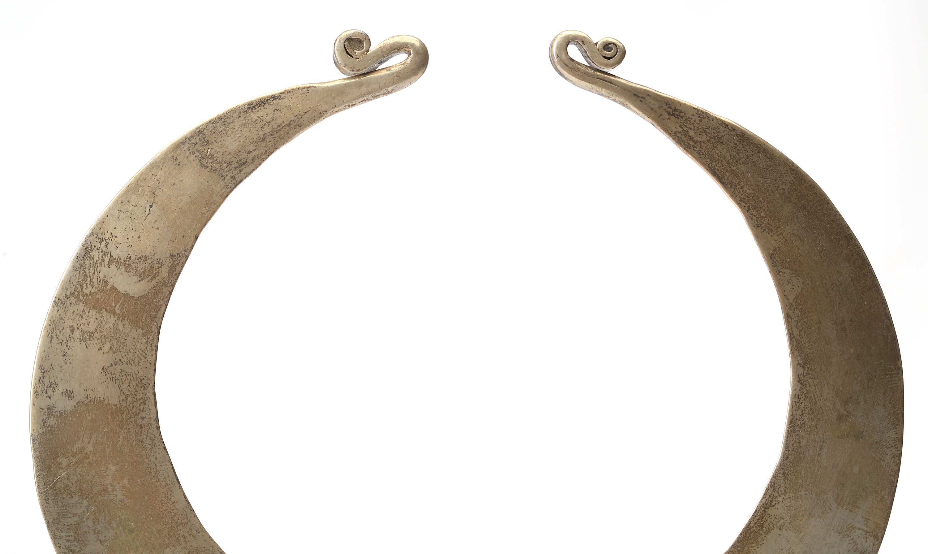 A Tibetan white metal necklace, In the form of a cuff with a wide, flat central section tapering - Image 2 of 2