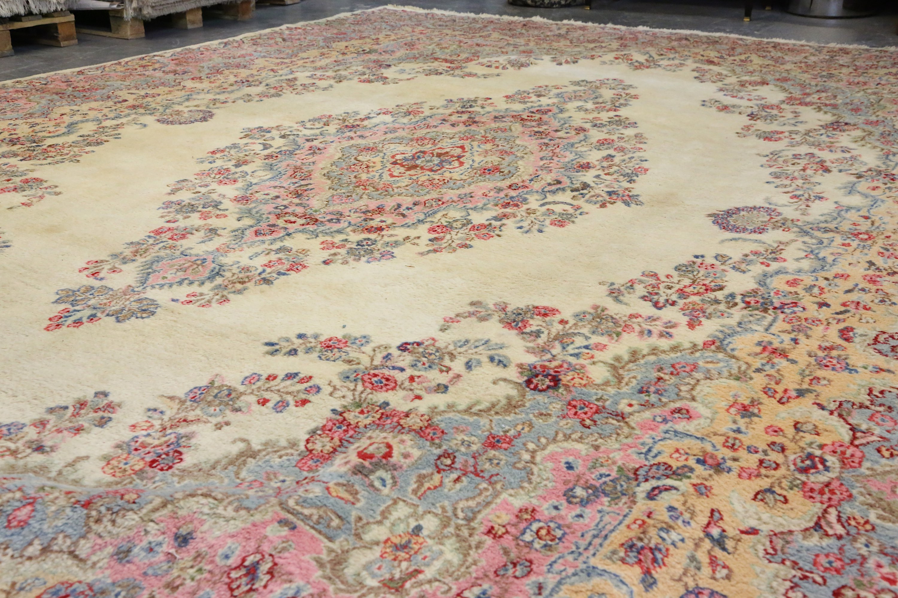 A fine Kirman carpet, South Persia, the light beige field with open floral medallion, the - Image 5 of 5