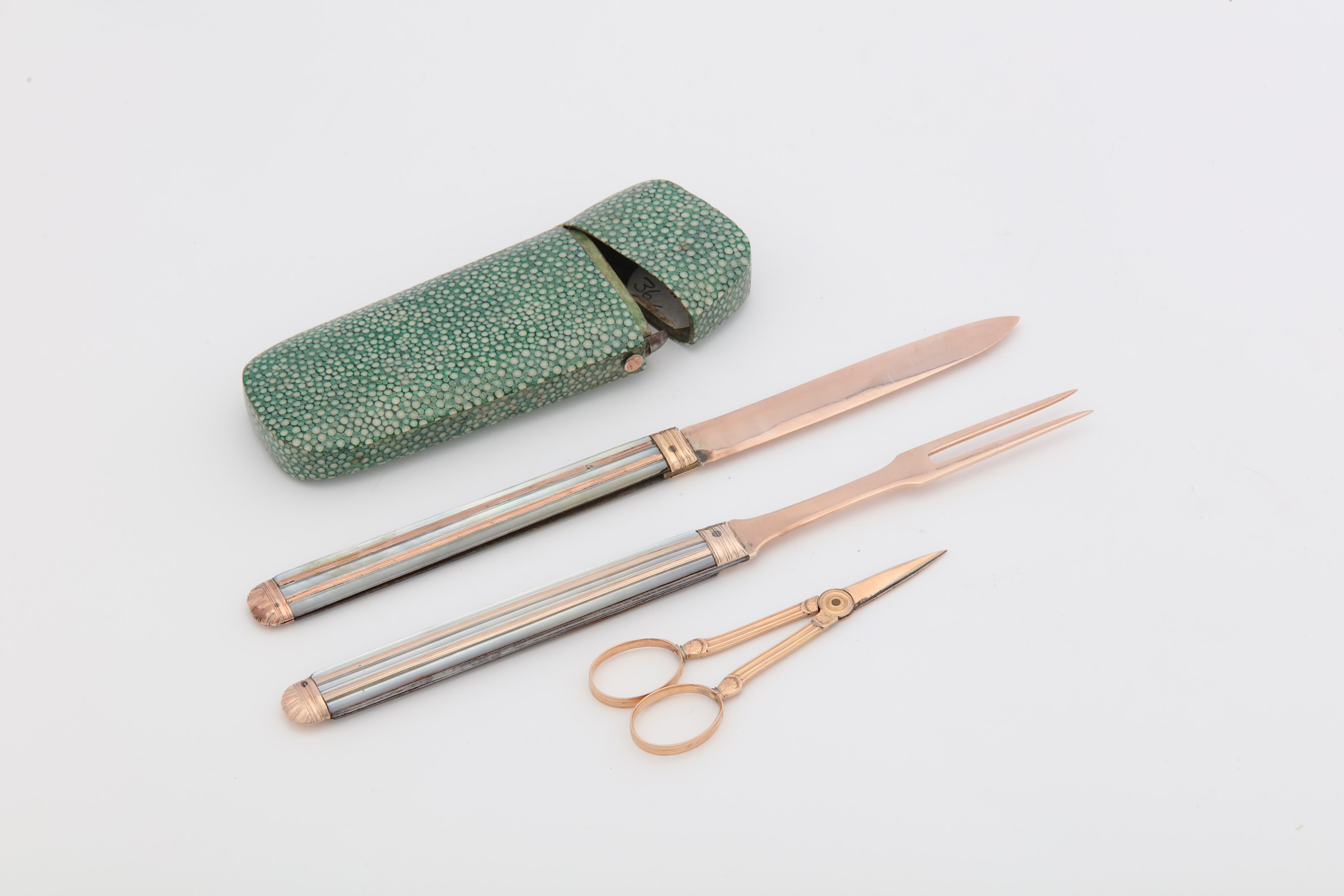 A late 18th century green shagreen etui with mother-of-pearl and rose gold implements - Image 2 of 4