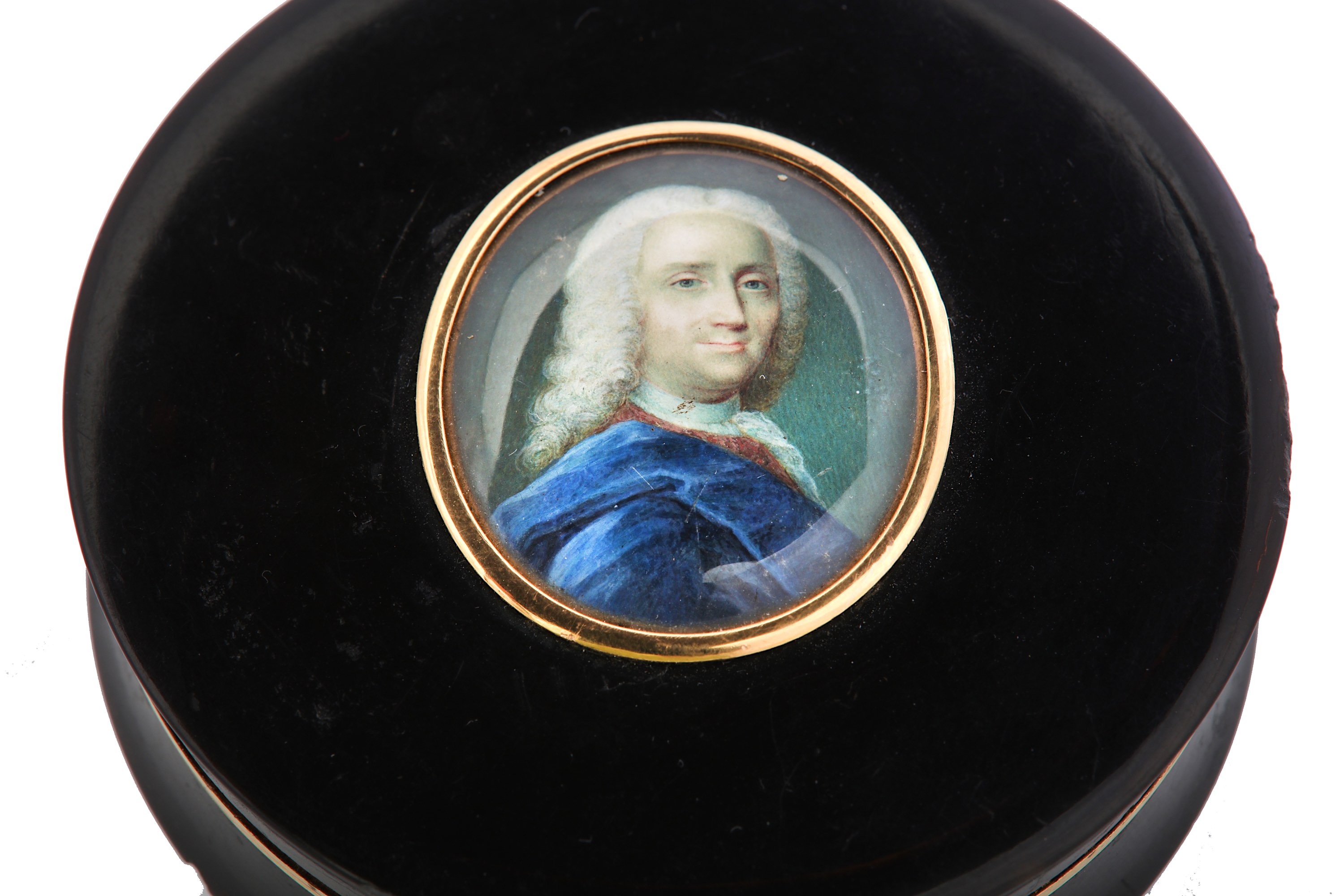An early 19th century tortoiseshell and gold portrait snuff box, Paris 1819-38 by J L - Image 2 of 3