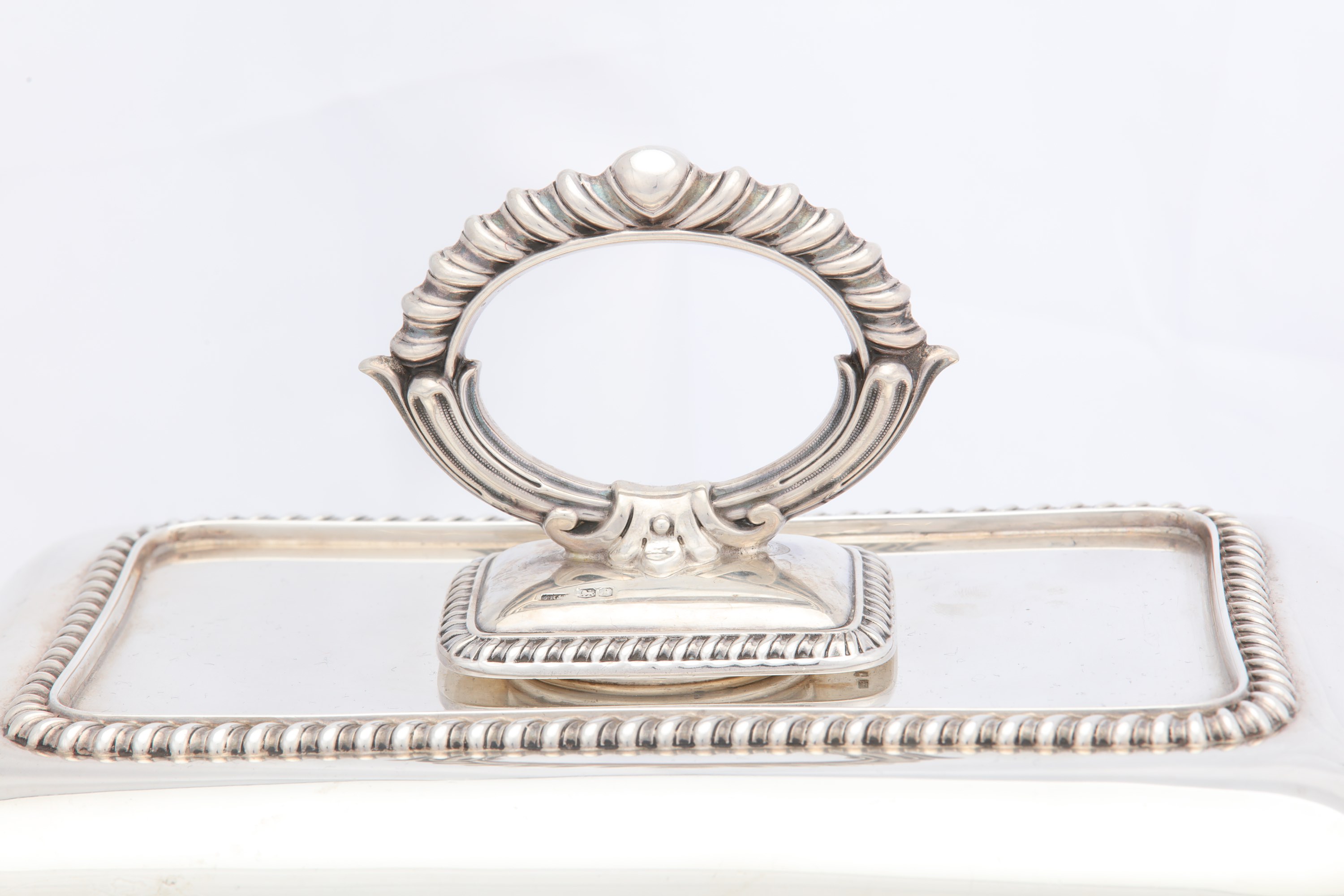 A George V sterling silver entrée dish, Sheffield 1923 by Joseph Rodgers & Sons - Image 2 of 4