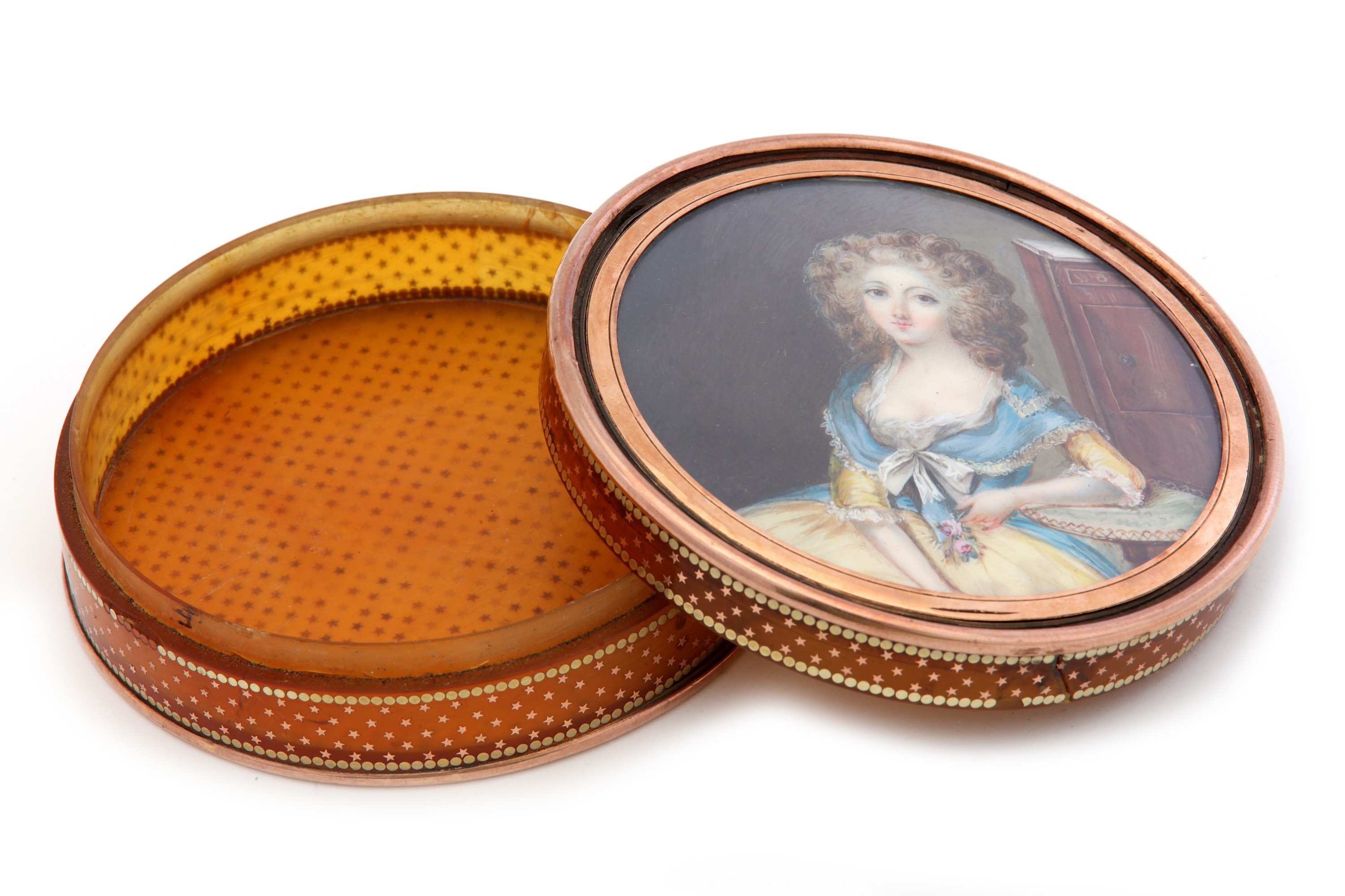 A Louis XVI late 18th century French blond tortoiseshell and gold pique snuff box, Paris circa 1780 - Image 2 of 3