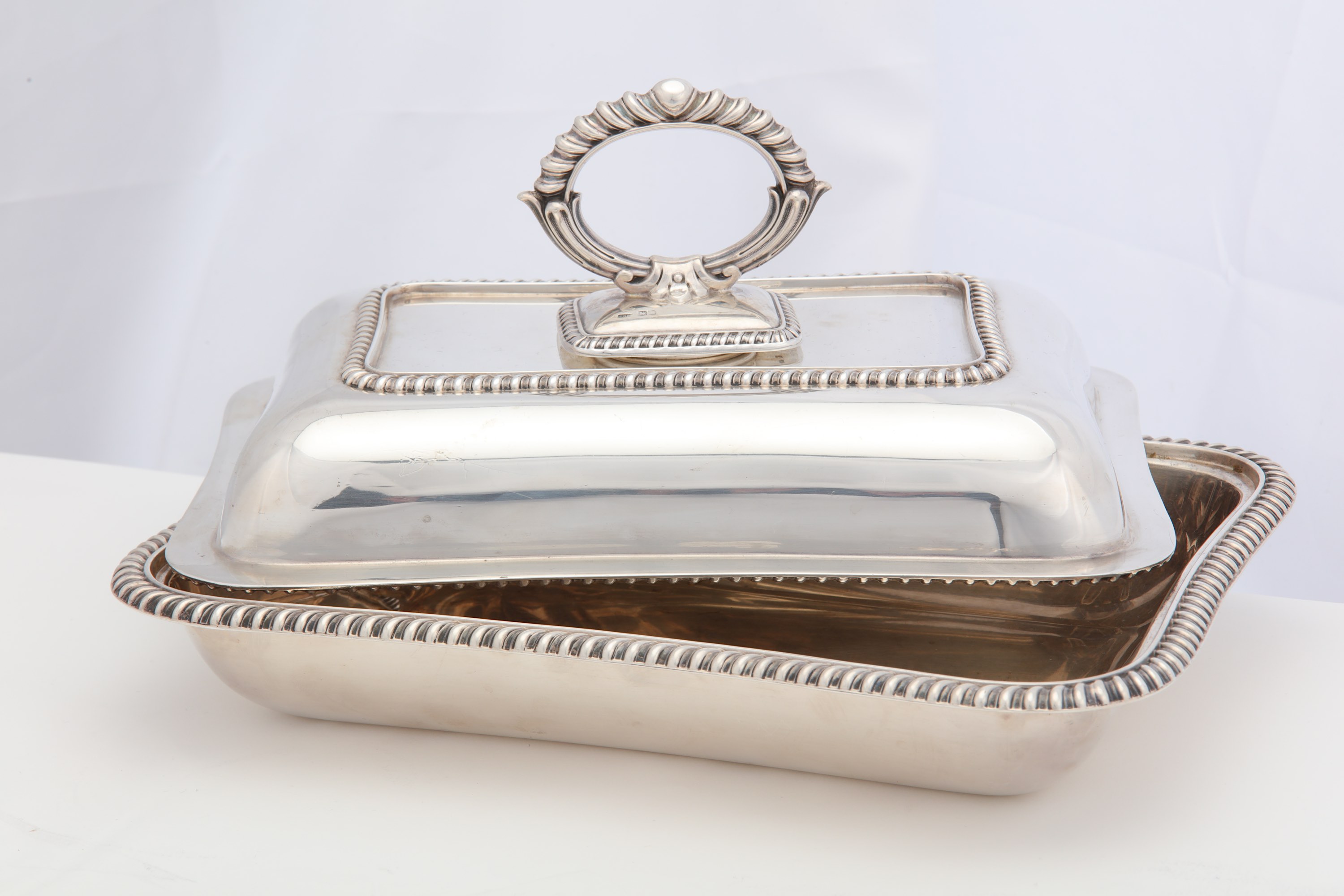 A George V sterling silver entrée dish, Sheffield 1923 by Joseph Rodgers & Sons - Image 3 of 4