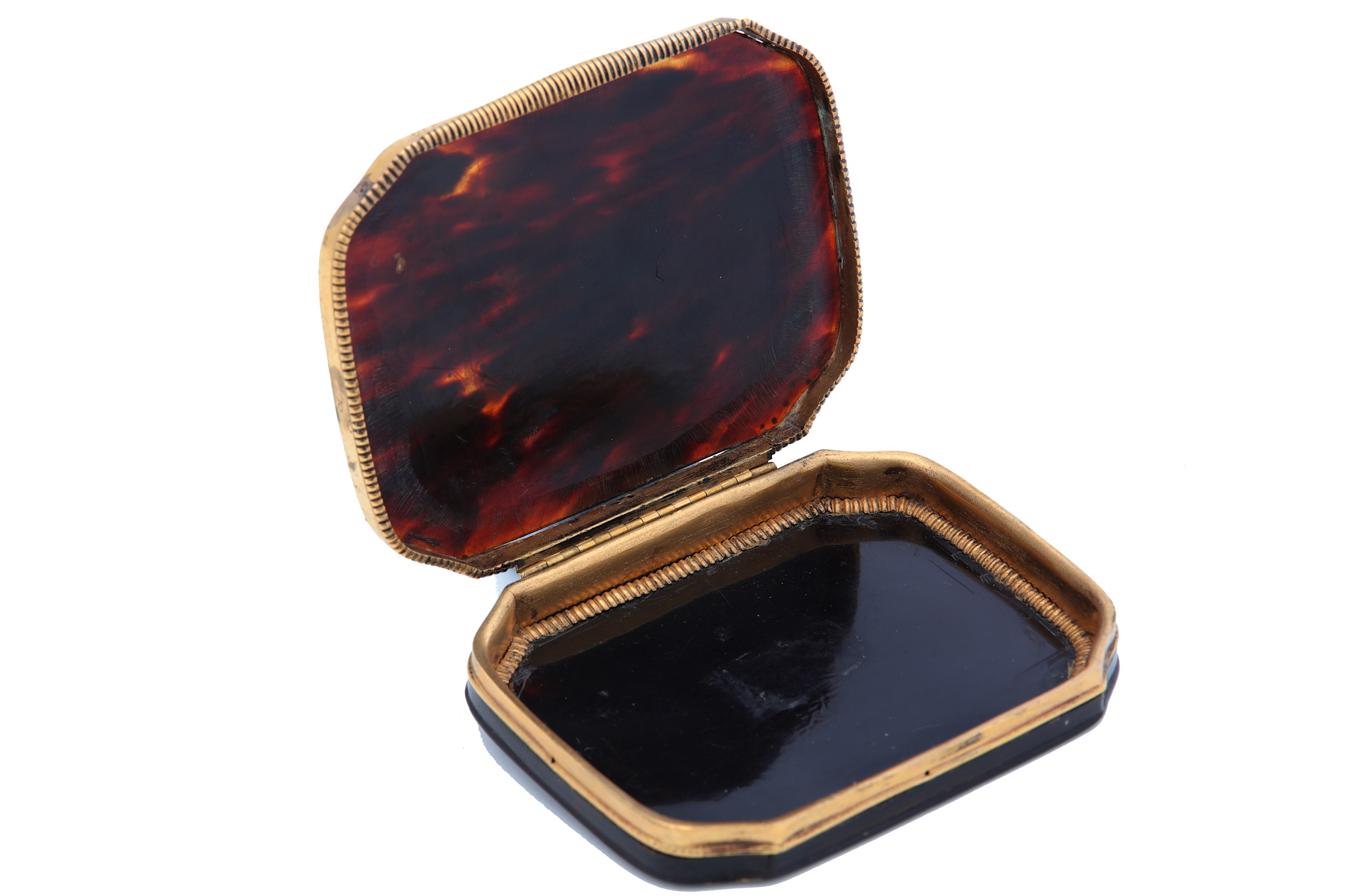 An early 18th century tortoiseshell and gold pique work snuff box continental circa 1710 - Image 2 of 4