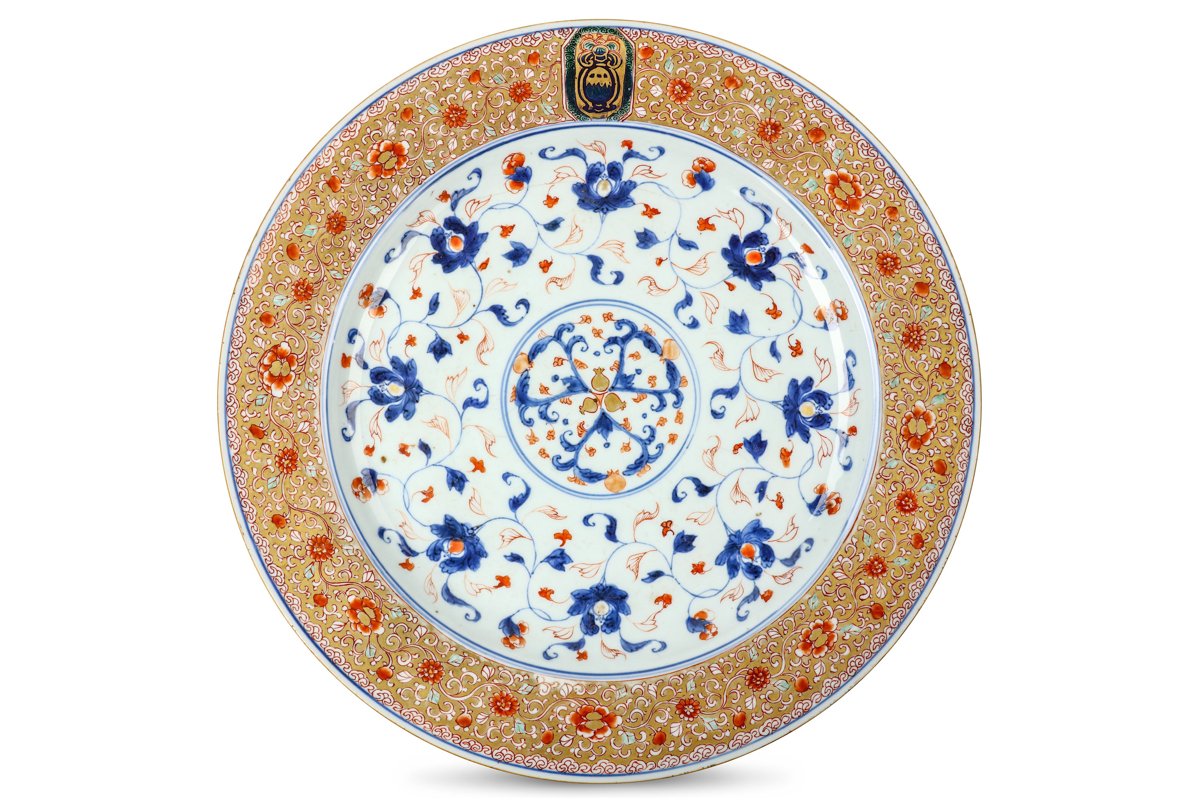 A CHINESE IMARI-DECORATED ARMORIAL DISH. Kangxi. The central roundel with pomegranates among