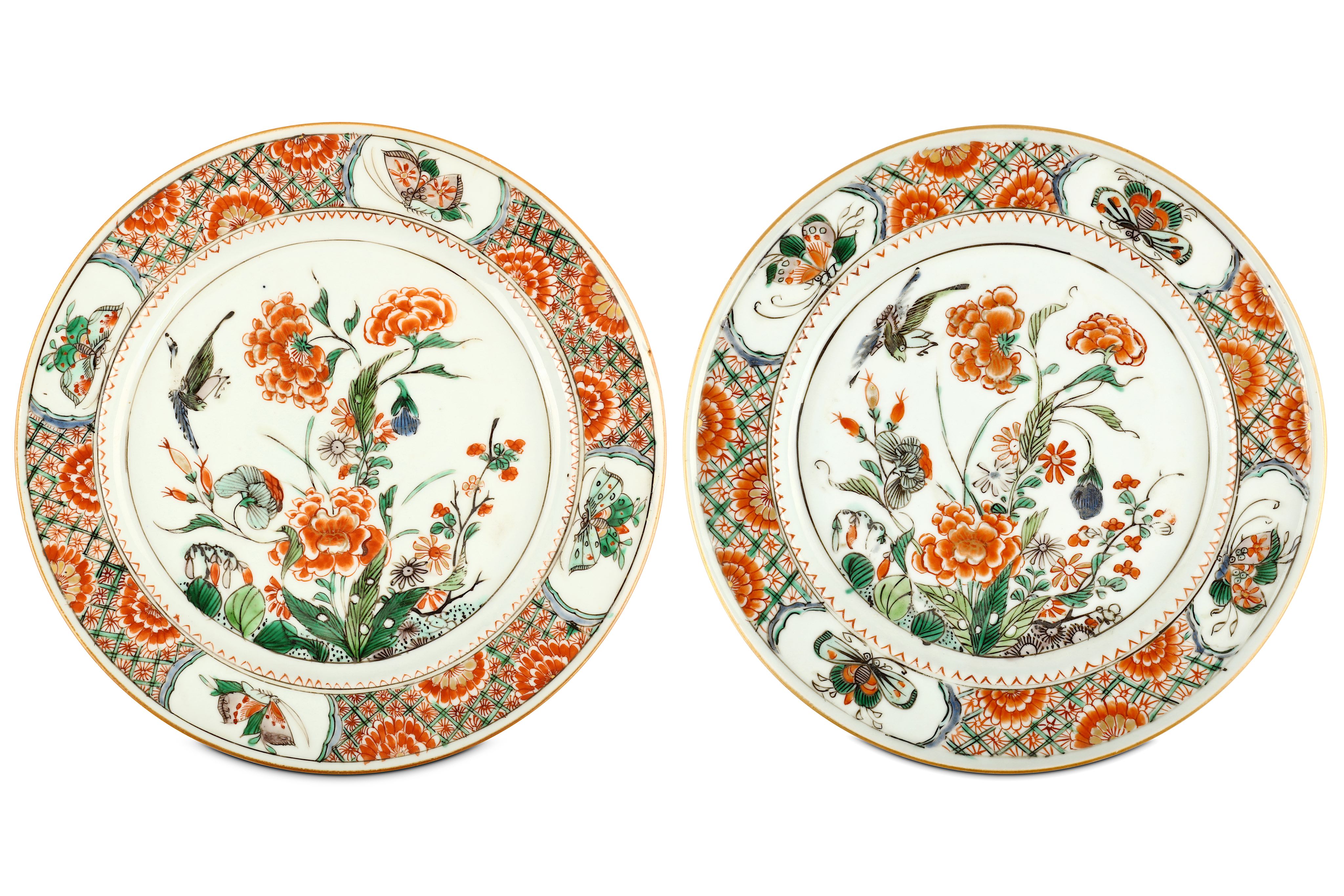 A PAIR OF CHINESE FAMILLE VERTE ‘BIRD AND FLOWER’ DISHES. Kangxi. The central roundel finely