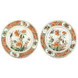 A PAIR OF CHINESE FAMILLE VERTE ‘BIRD AND FLOWER’ DISHES. Kangxi. The central roundel finely