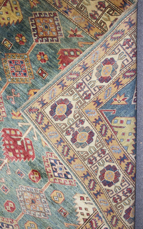 A Kazak rug worked in blue, brown and red, - Bild 3 aus 4