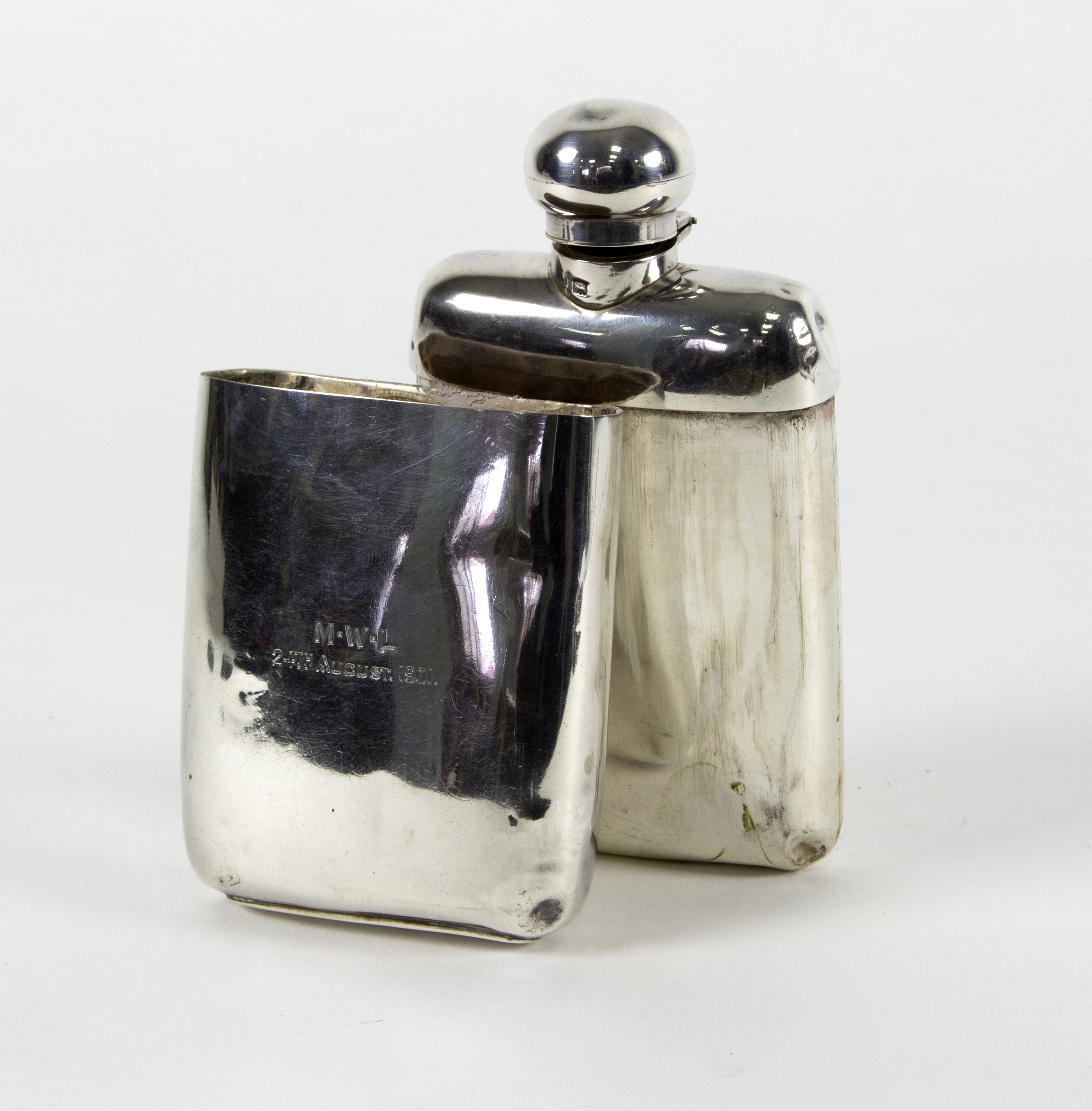 A silver hip flask, Goldsmiths & Silversmiths Co.