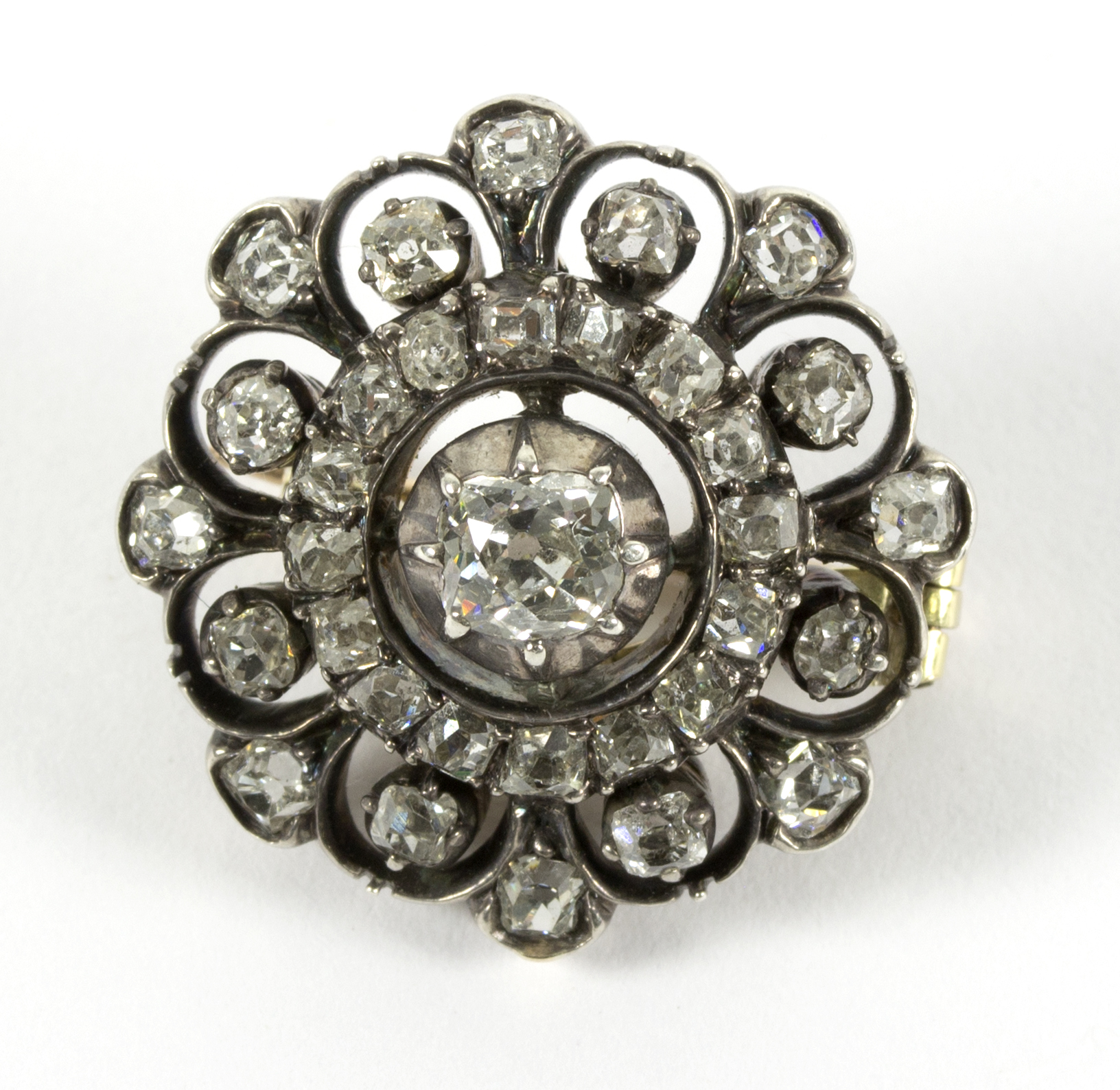 A diamond flowerhead brooch,