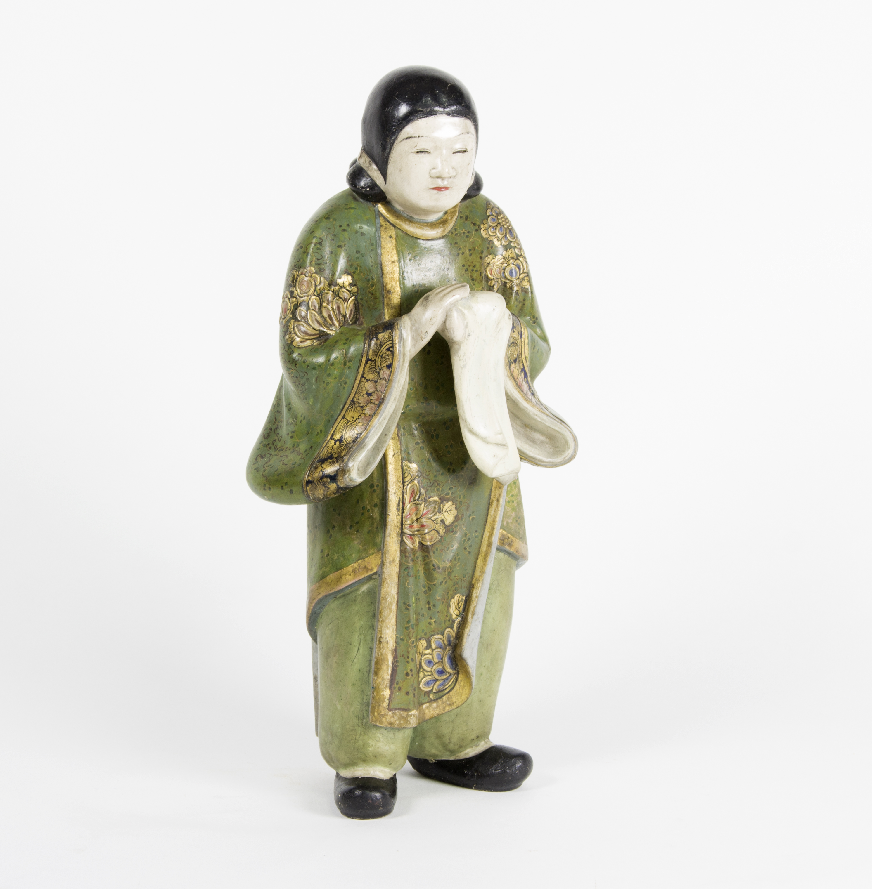 An Oriental lacquered papier-mâché figure of a servant, standing with hands clasped, 35. - Bild 2 aus 2