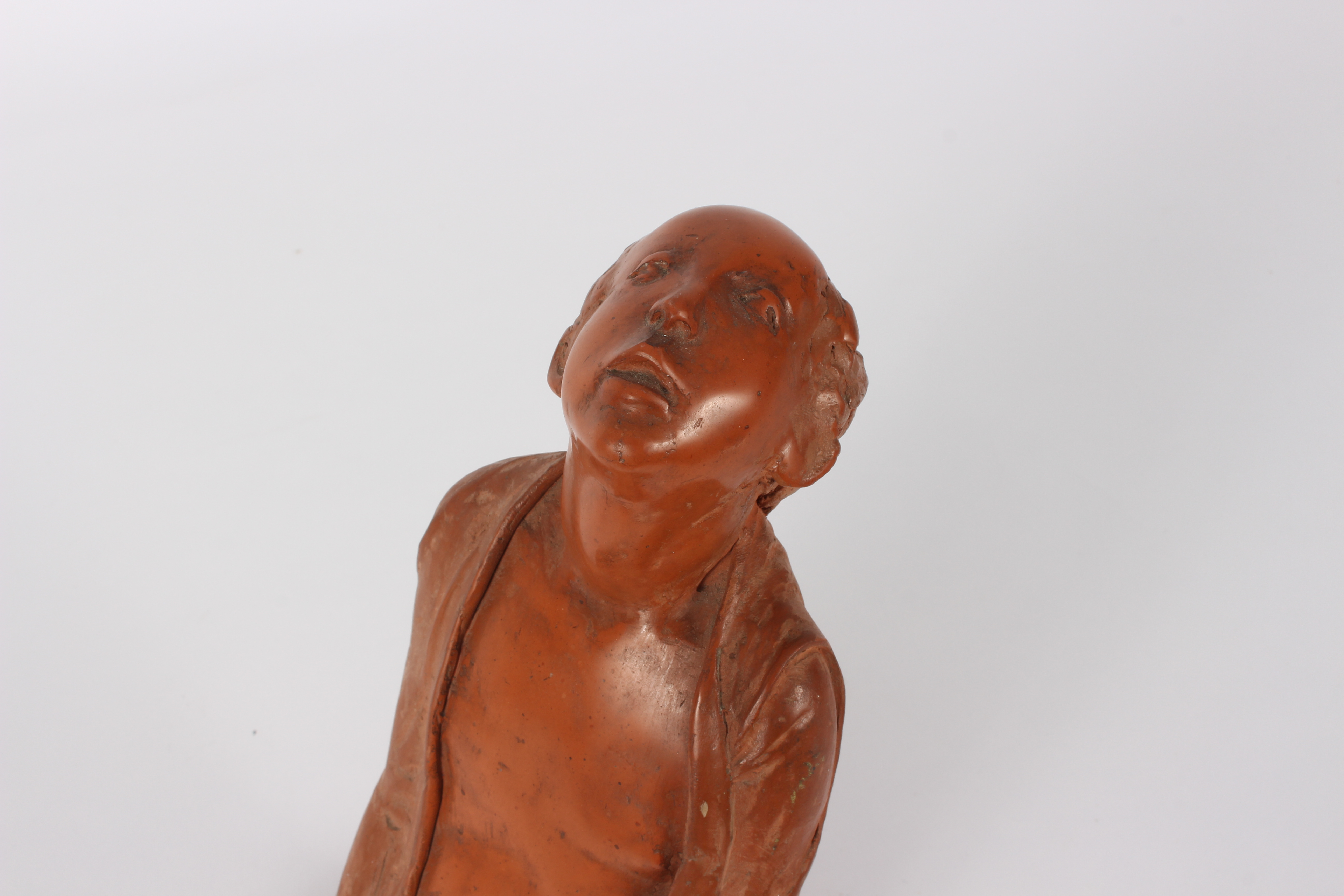 A Japanese pottery figure of a kneeling man, wearing a loose robe, 26. - Bild 3 aus 3