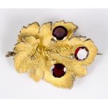 A Victorian garnet brooch/pendant of vine leaf form set in unmarked yellow metal, 5.