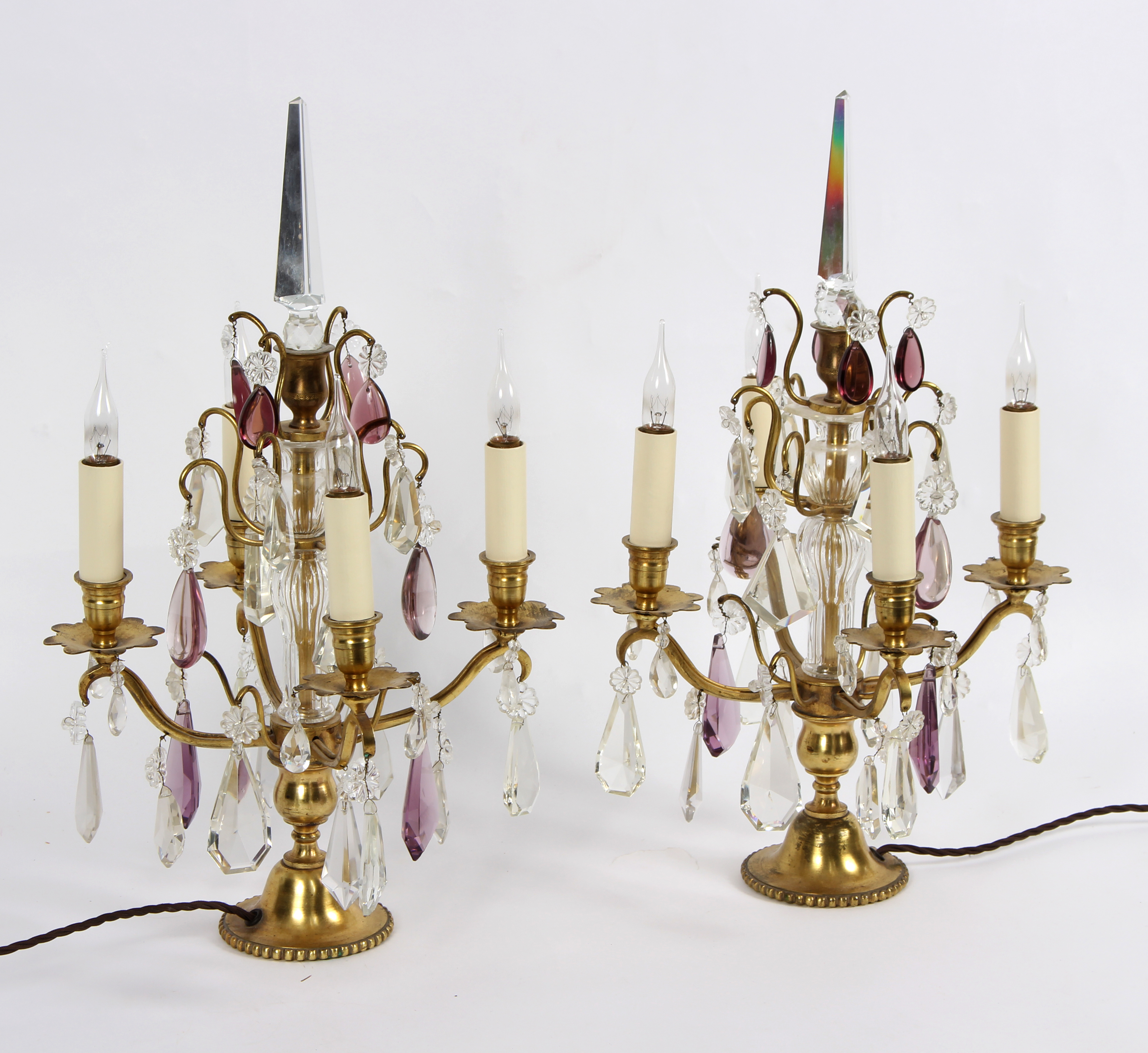 A pair of four-light table lights, hung prismatic glass drops with gilt metal mounts, - Bild 2 aus 2