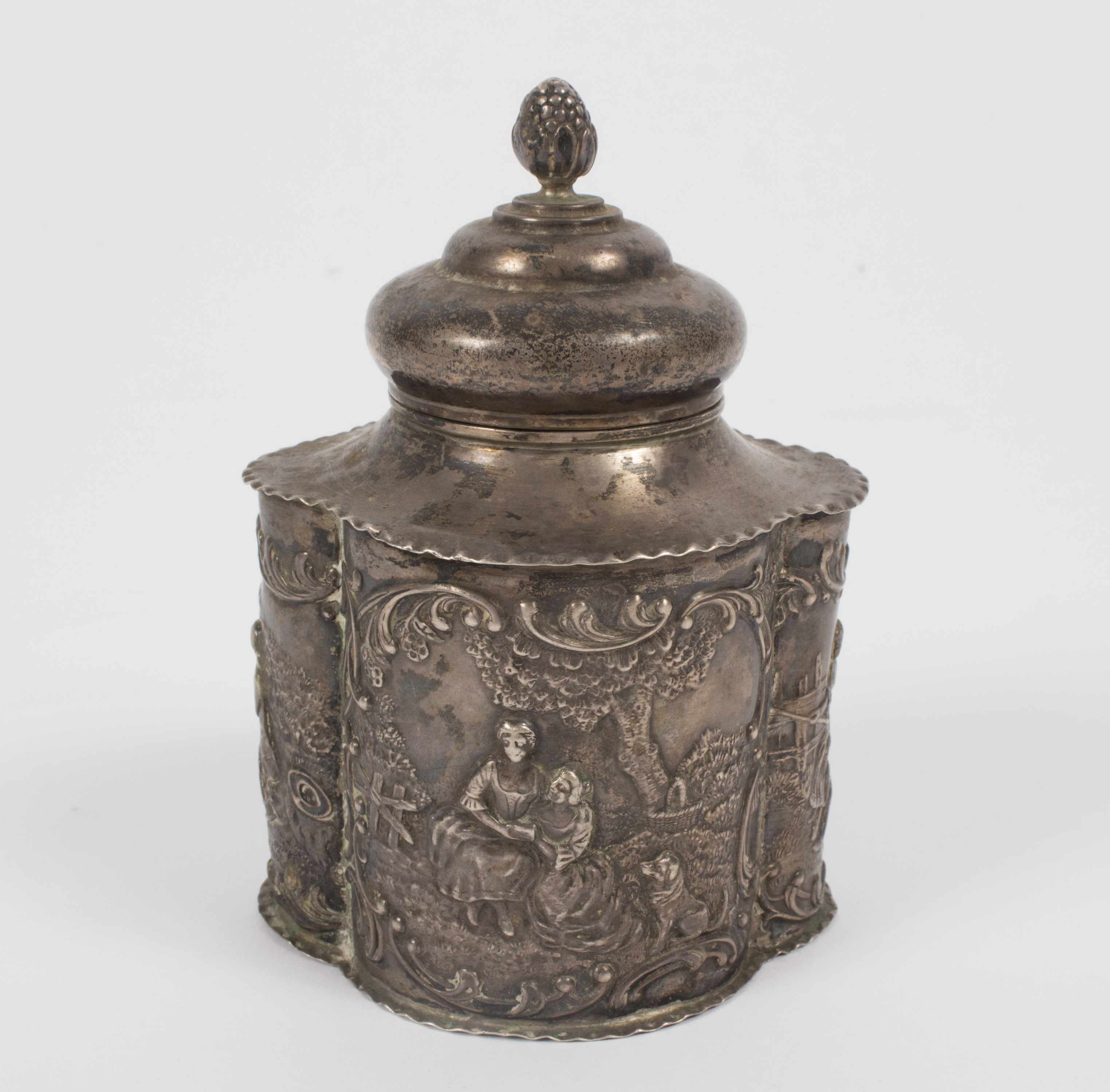 A silver tea caddy, William Comyns, London 1900,