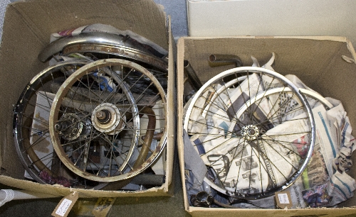 A quantity of Moulton bicycle spares, wheels, tyres, gears, etc. - Bild 2 aus 2