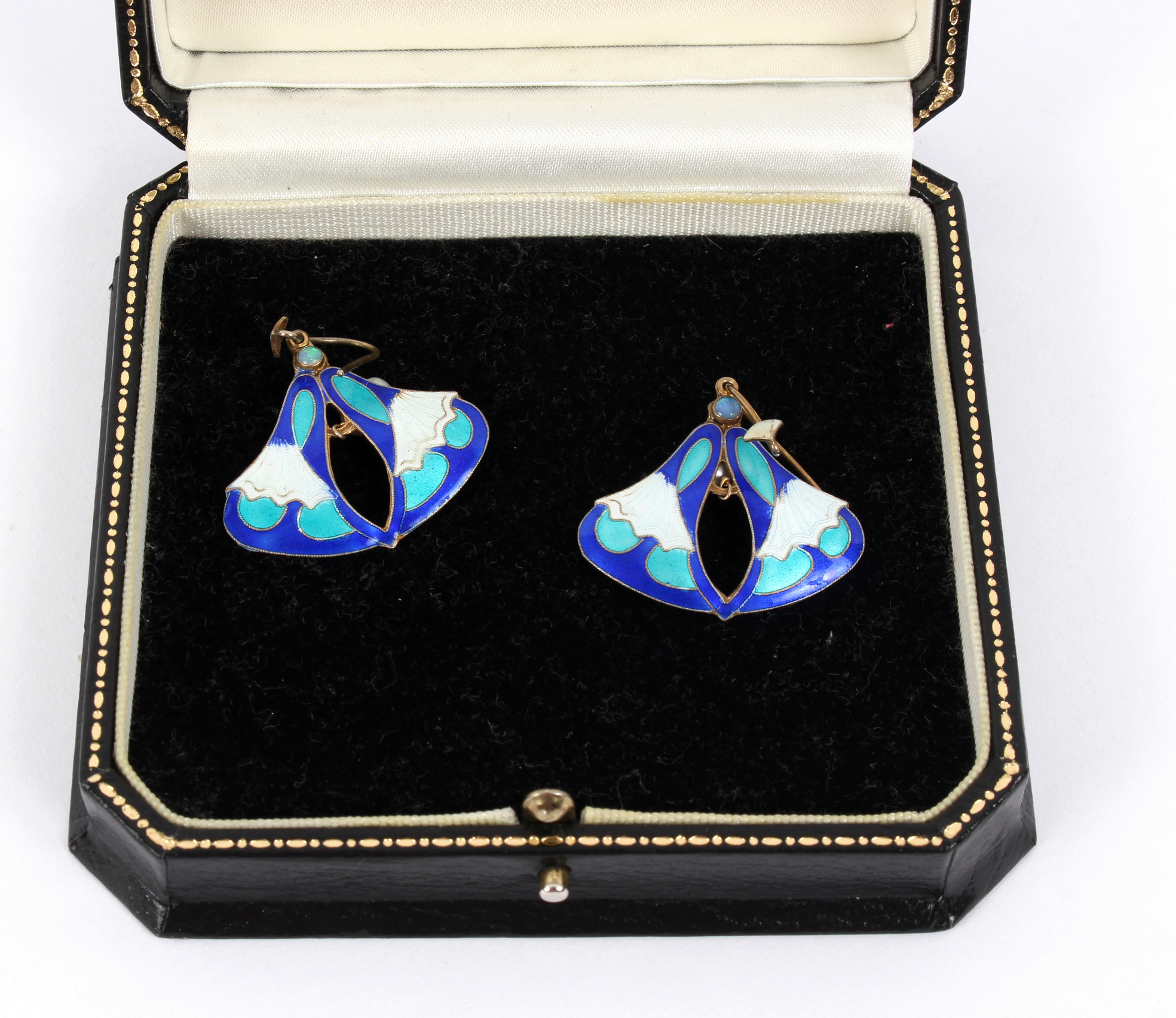 A pair of Art Nouveau enamelled earrings, of stylised ginkgo leaf form, - Bild 2 aus 2