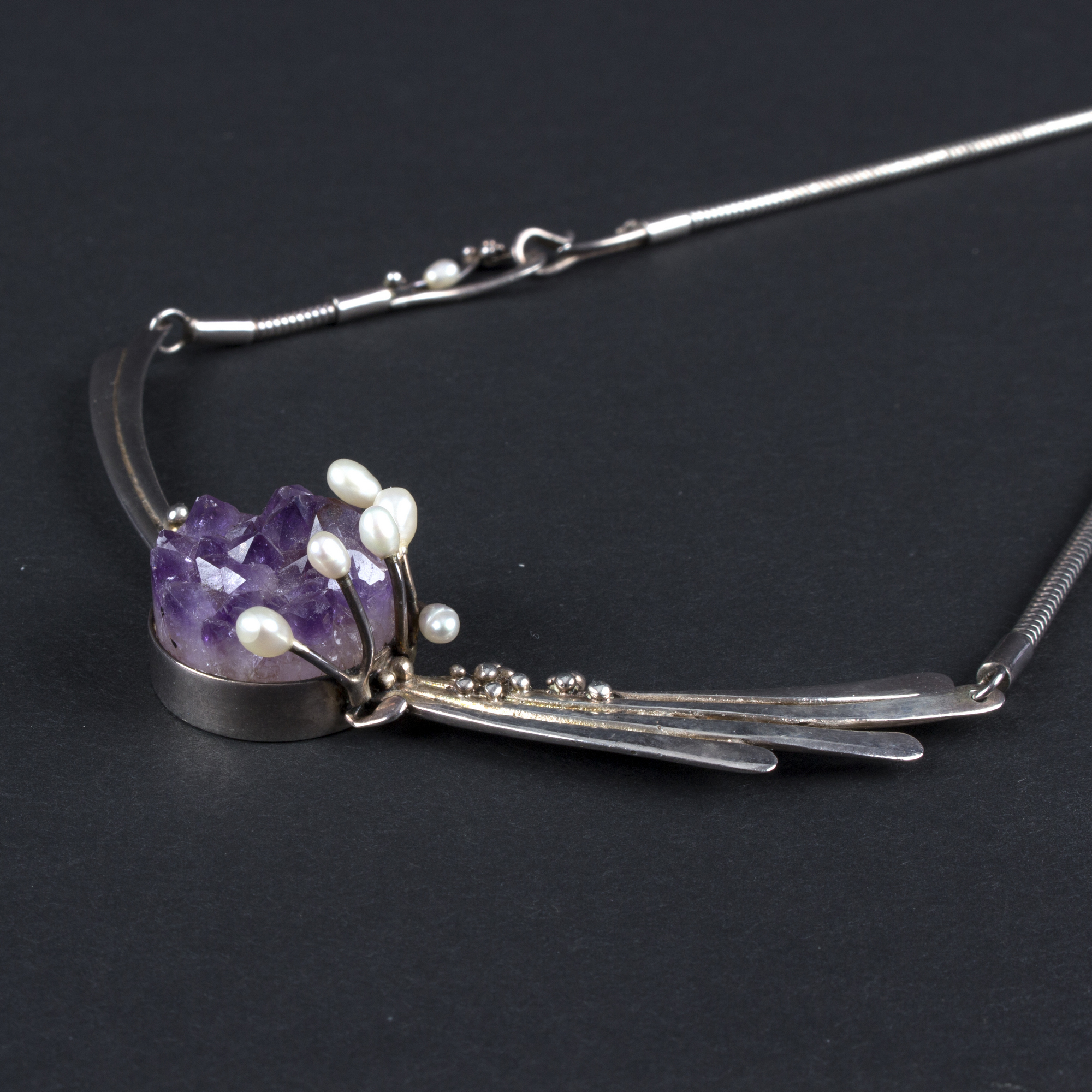 A silver and amethyst modernist necklace, set a circular rough amethyst crystal applied pearls, - Bild 2 aus 2