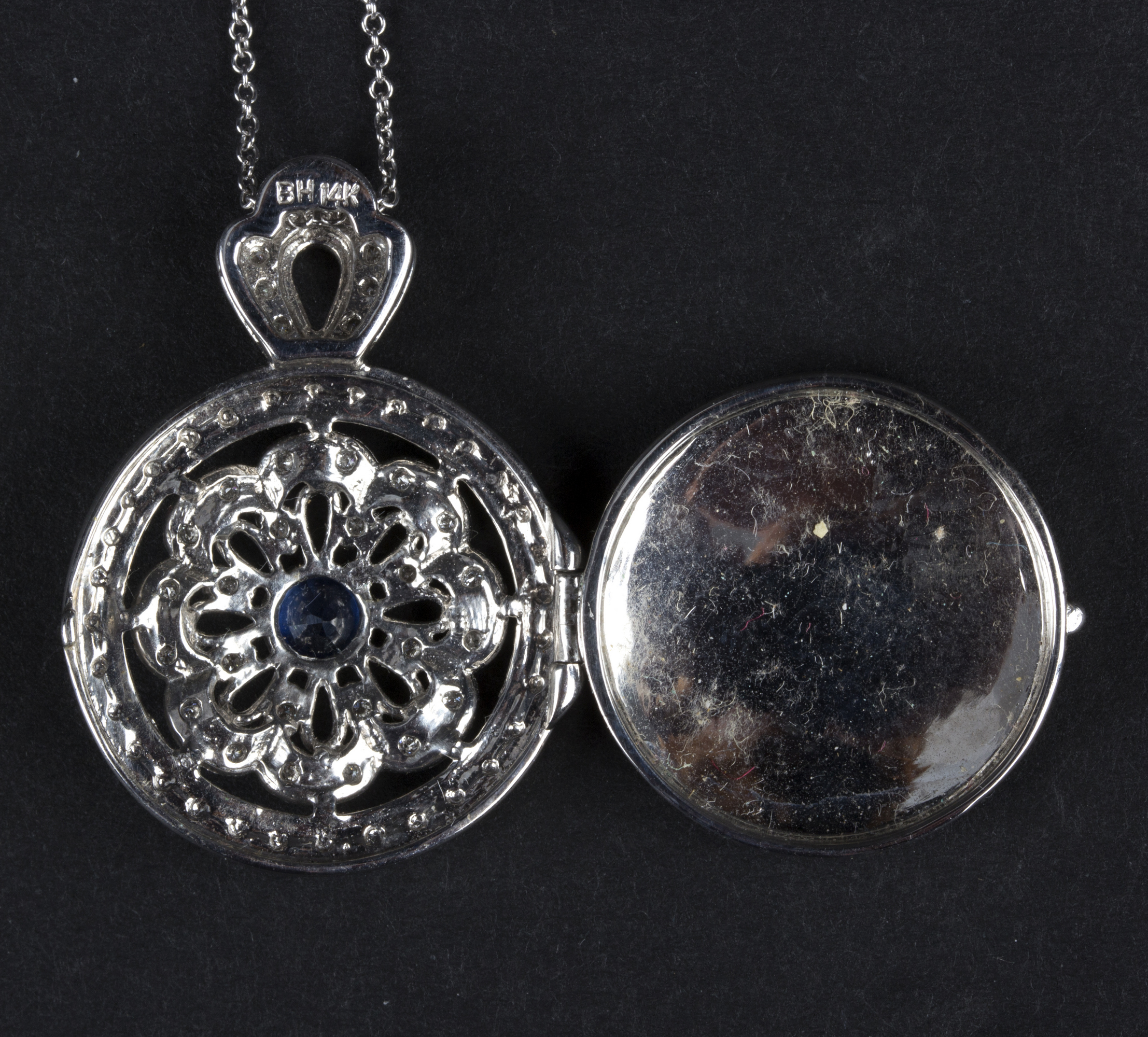 A sapphire and diamond locket pendant, - Bild 2 aus 2