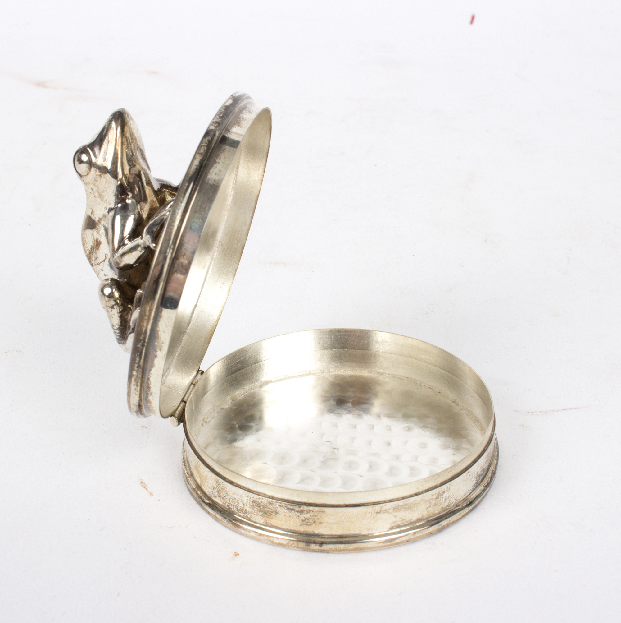 A circular silver box with frog to the cover, 6. - Image 2 of 2