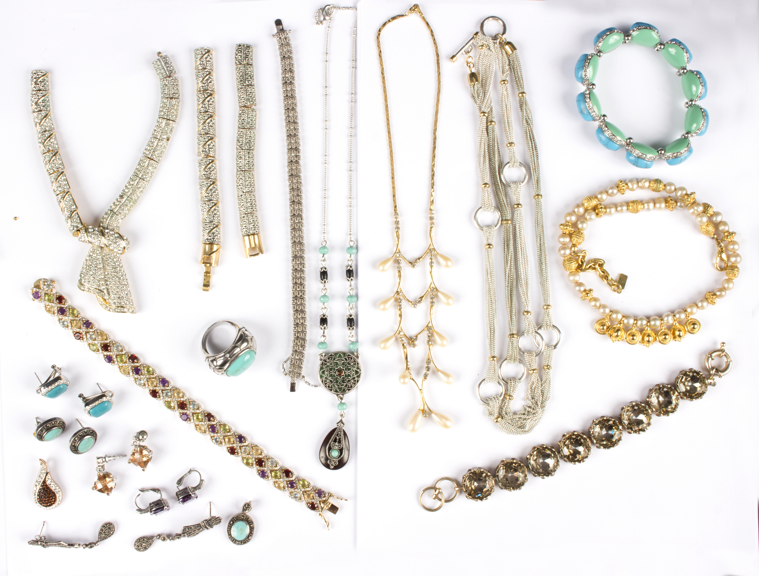 A group of costume jewellery to include a gilt metal and freshwater pearl necklace, by Tanner, - Bild 2 aus 2