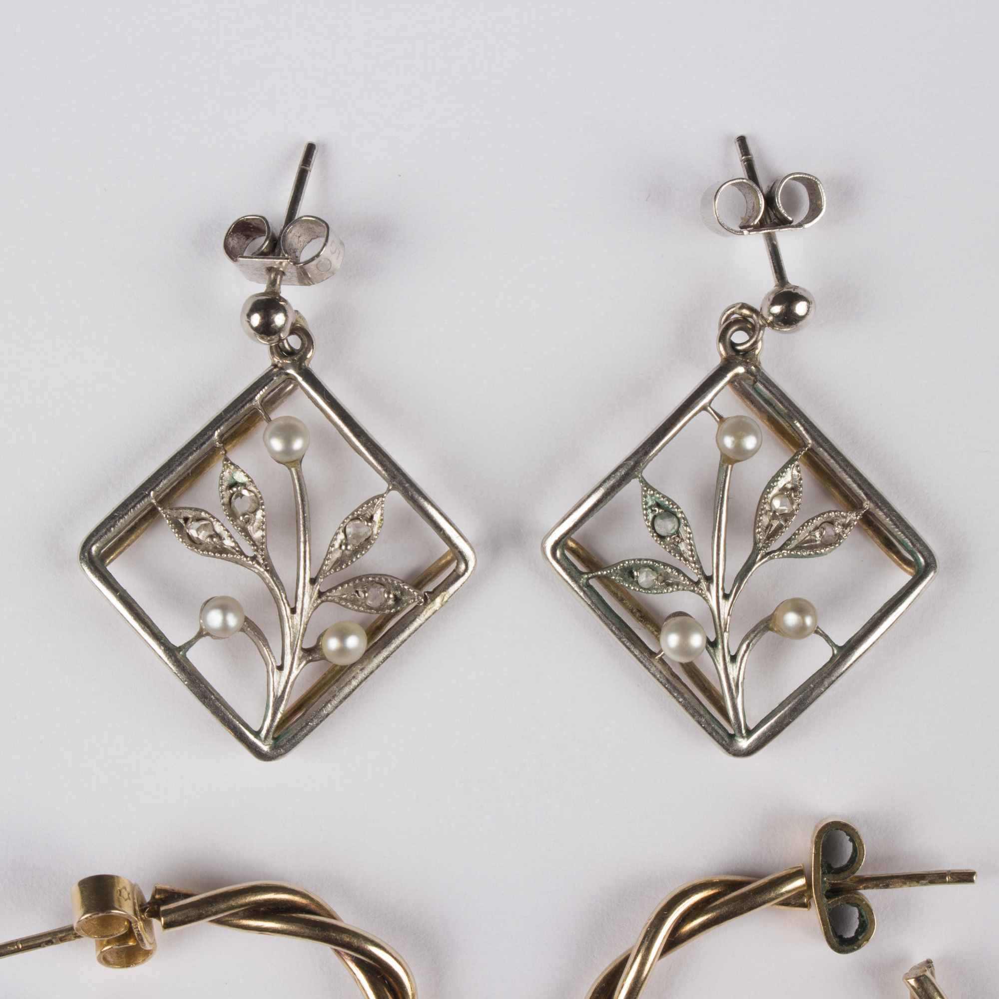 A pair of diamond and pearl pendant earrings with square openwork frame, formerly a clasp, - Bild 2 aus 2