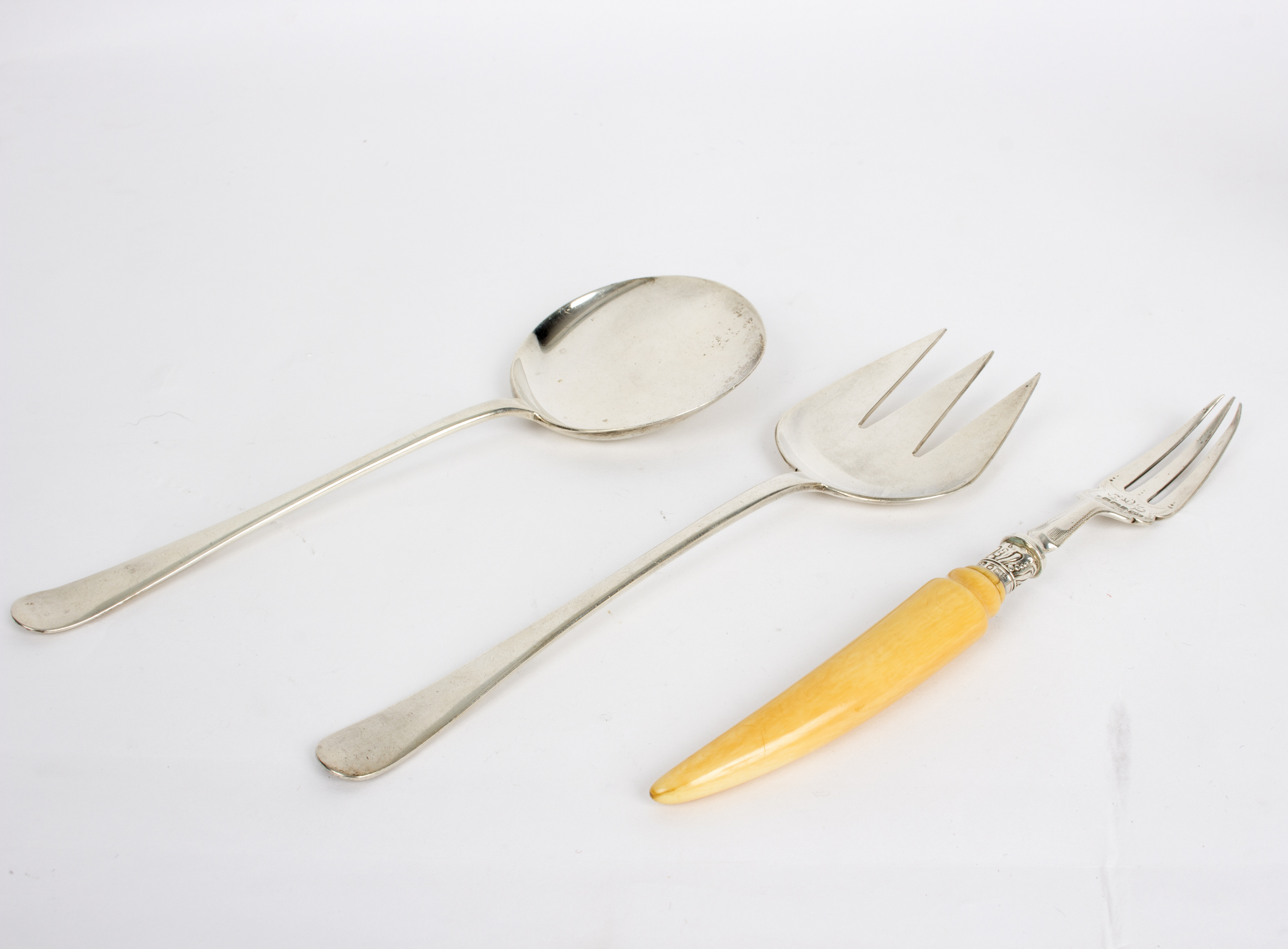 A pair of mince pie servers, Walker & Hall, Sheffield 1931 and 1932 and a pickle fork, T L,