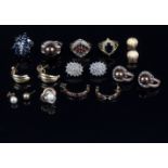 Three gem set dress rings, to include a sapphire and clear stone floral cluster ring,