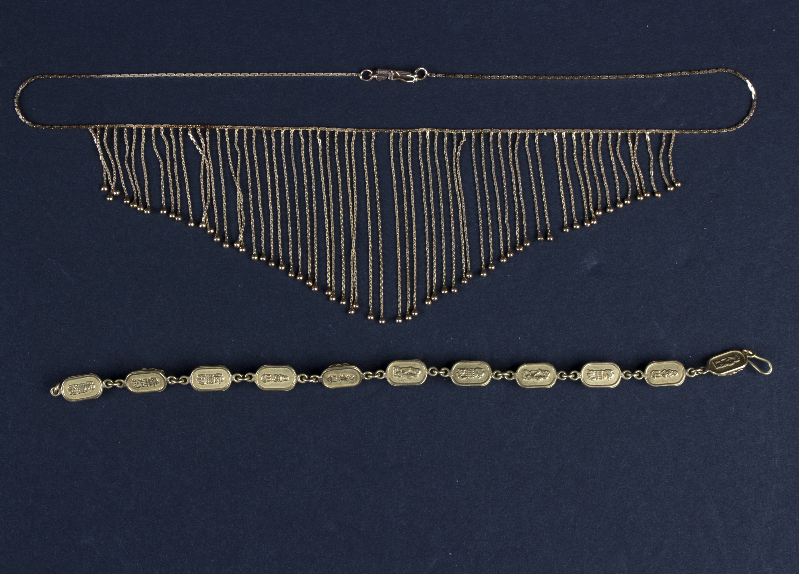A 14K gold fringe necklace and an enamelled Egyptian scarab link bracelet, - Bild 2 aus 2