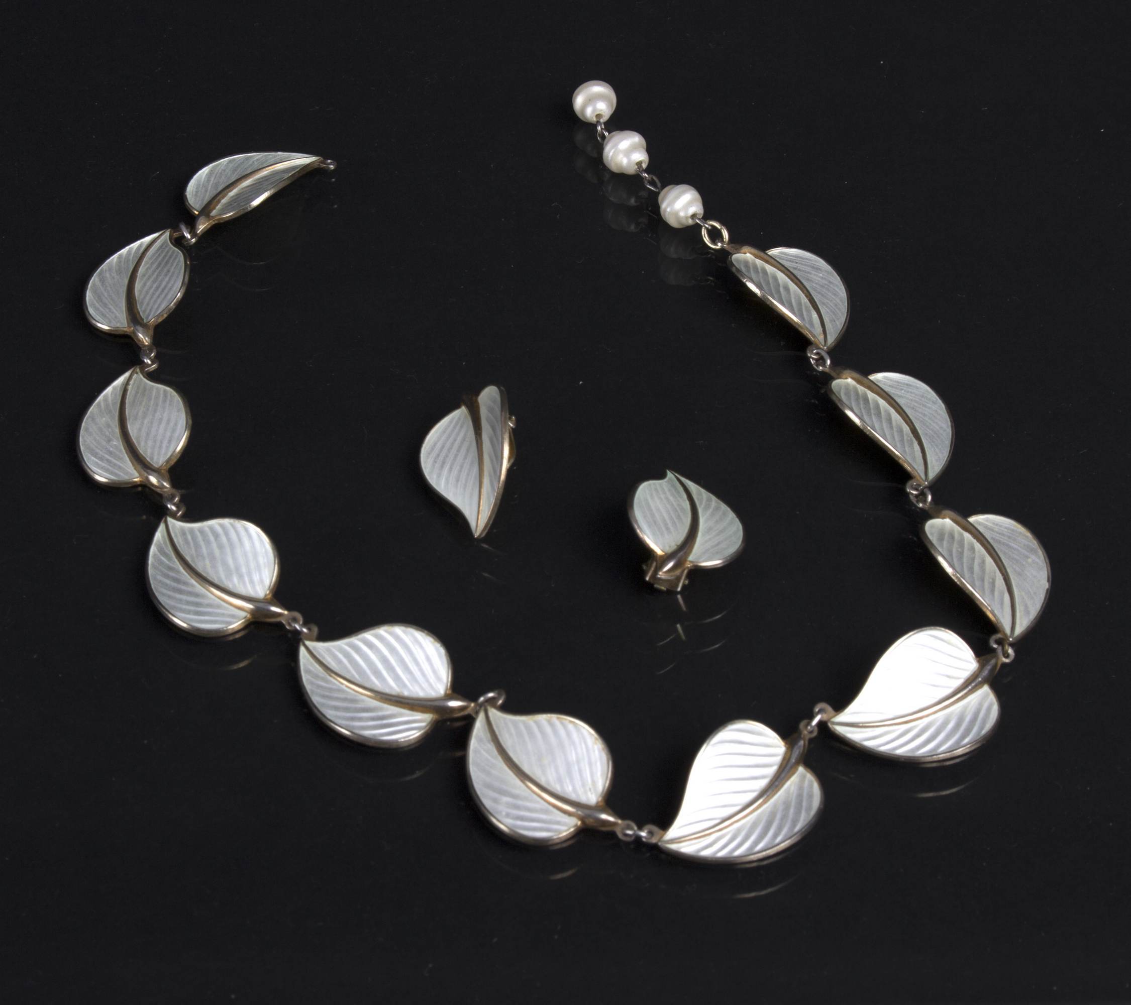 A Norwegian silver gilt enamelled necklace in the manner of David Andersen, - Bild 2 aus 2