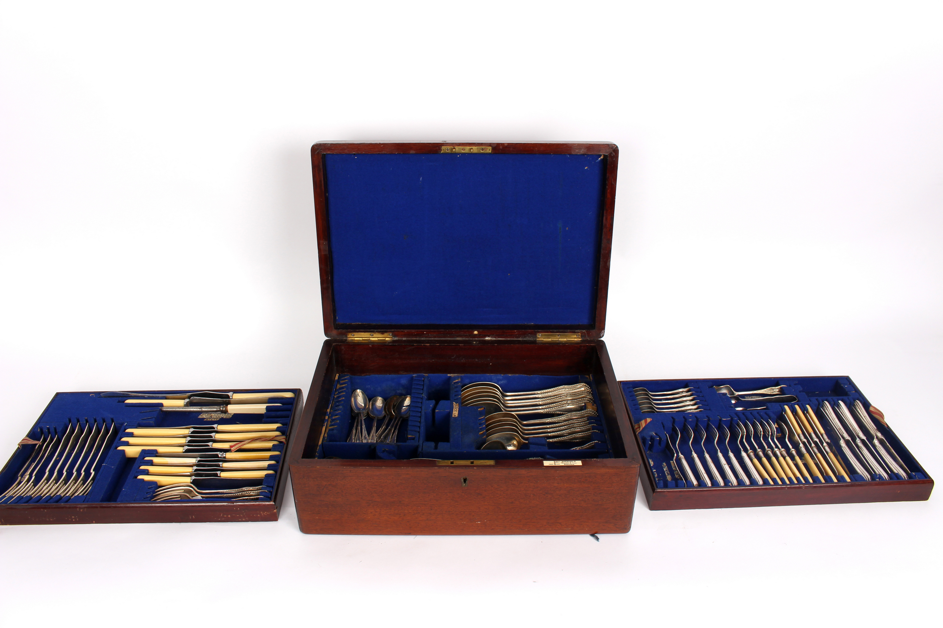 A canteen of plated flatware, Walker & Hall, minor losses, - Bild 2 aus 3