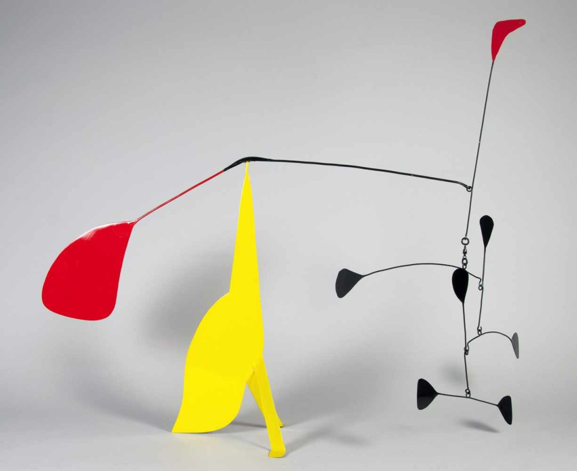 Alexander Calder. Ohne Titel.Bewegliches Metallobjekt. 68 : 100 cm. Ähnlich »Yellow Crinkle«. - - Image 3 of 3