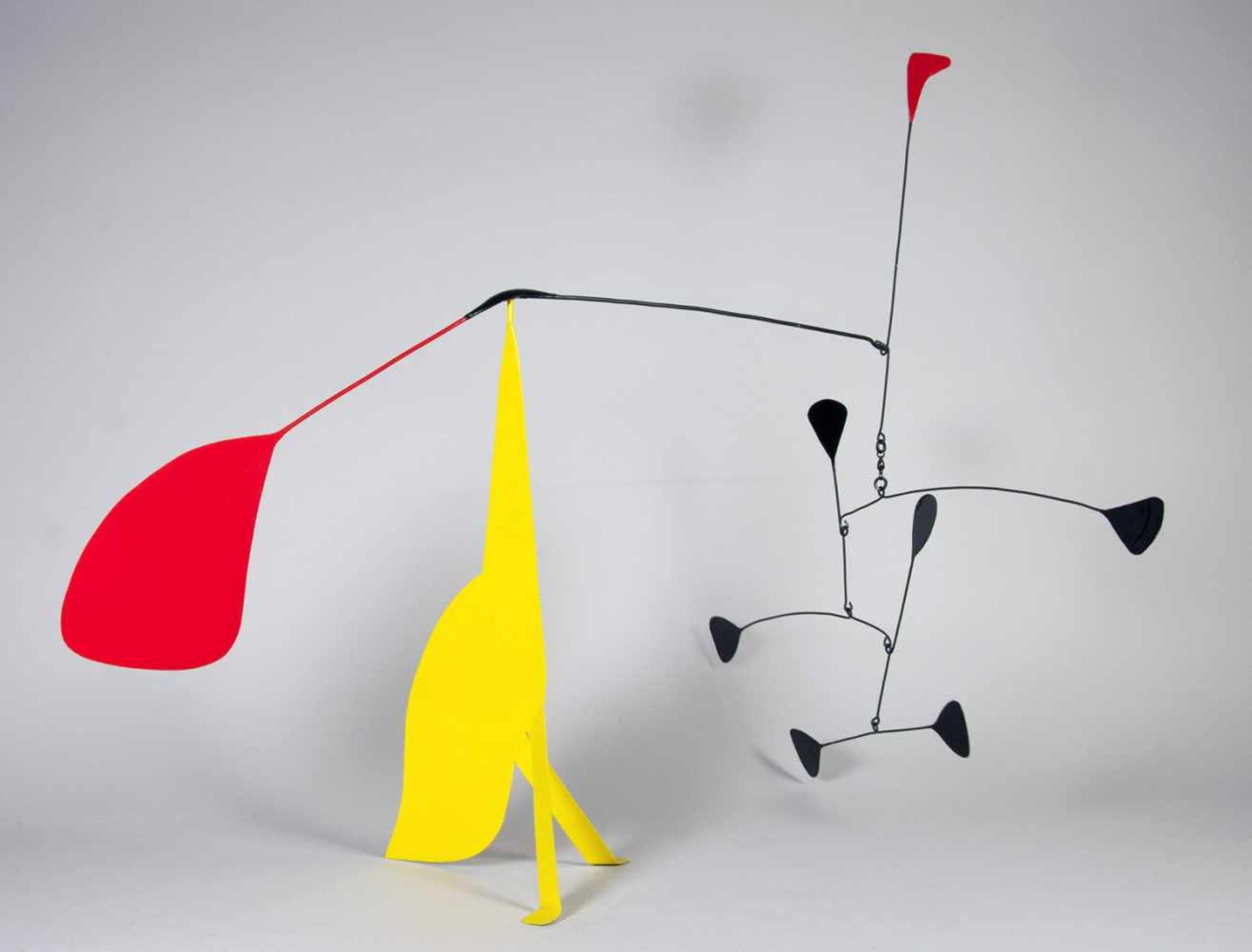 Alexander Calder. Ohne Titel.Bewegliches Metallobjekt. 68 : 100 cm. Ähnlich »Yellow Crinkle«. - - Image 2 of 3