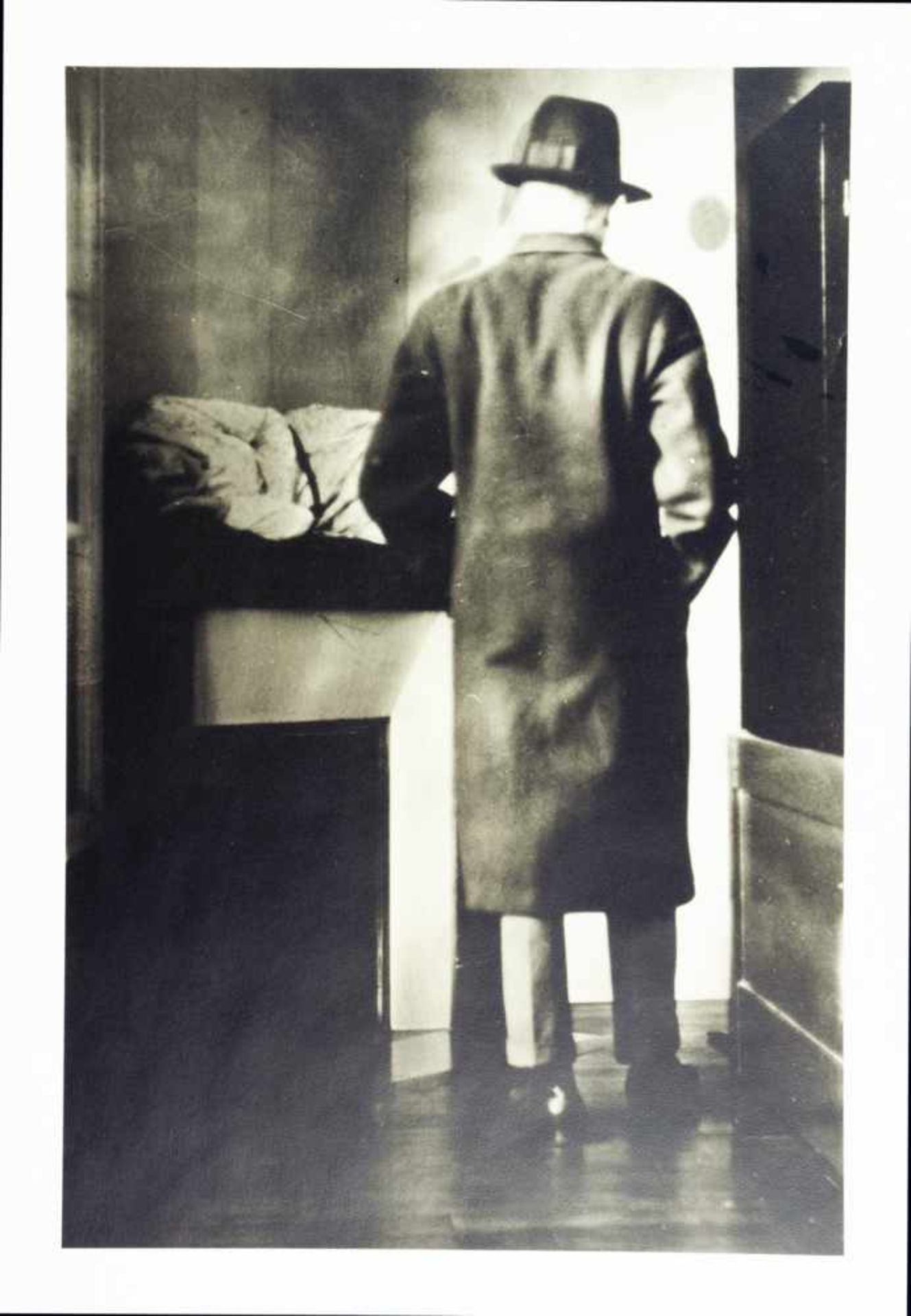 René Magritte. Fünf Fotografien. Silbergelatine. 19281947/1984. 40,5 : 30,5 cm. Die heilige - Image 5 of 7