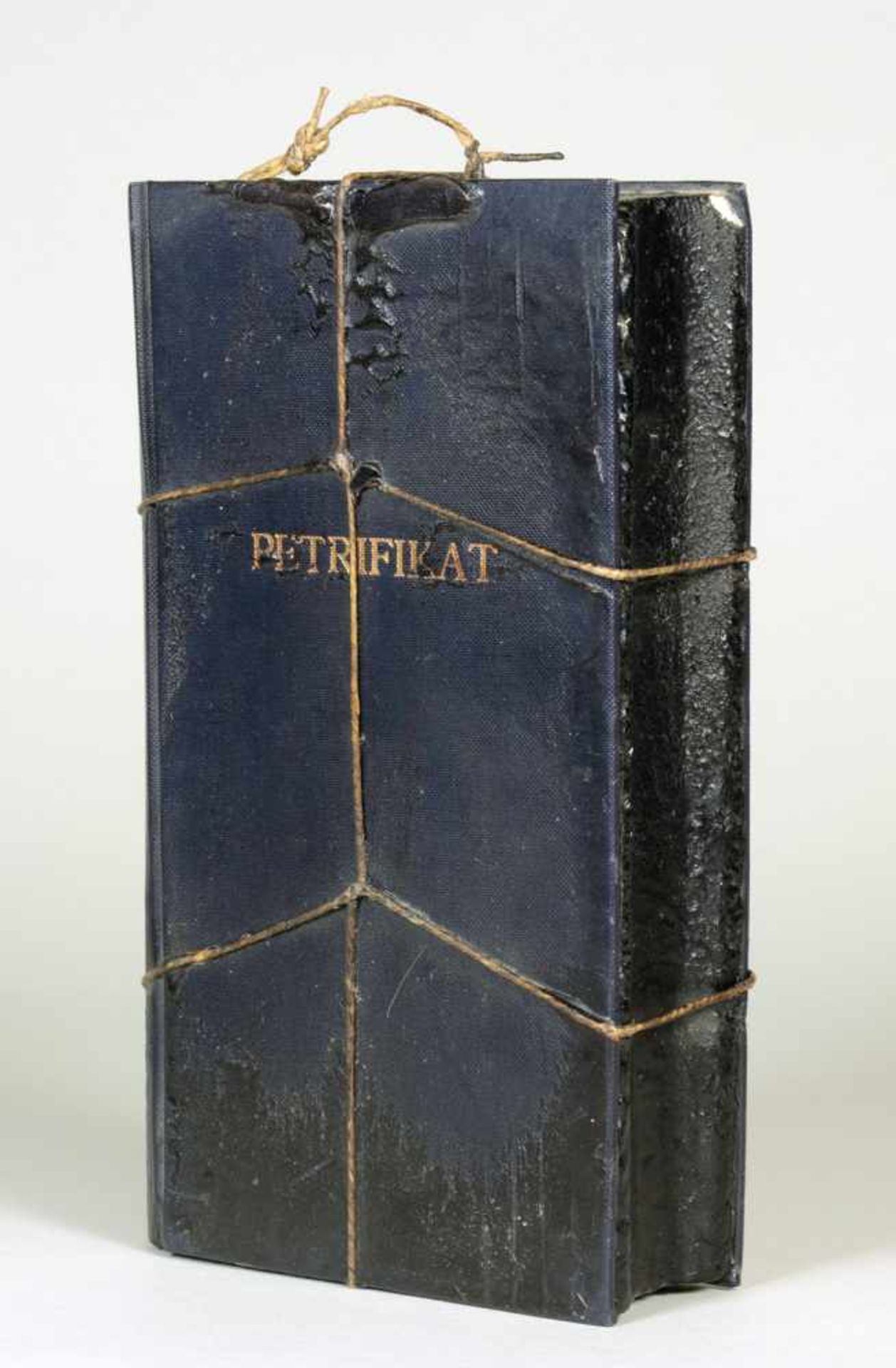 Jens Dittmar. Petrifikat. Buchobjekt (Buch, Lackfarbe, Schnur, Wachs). 25,5 : 15,3 : 5,4 cm. Der - Image 2 of 2