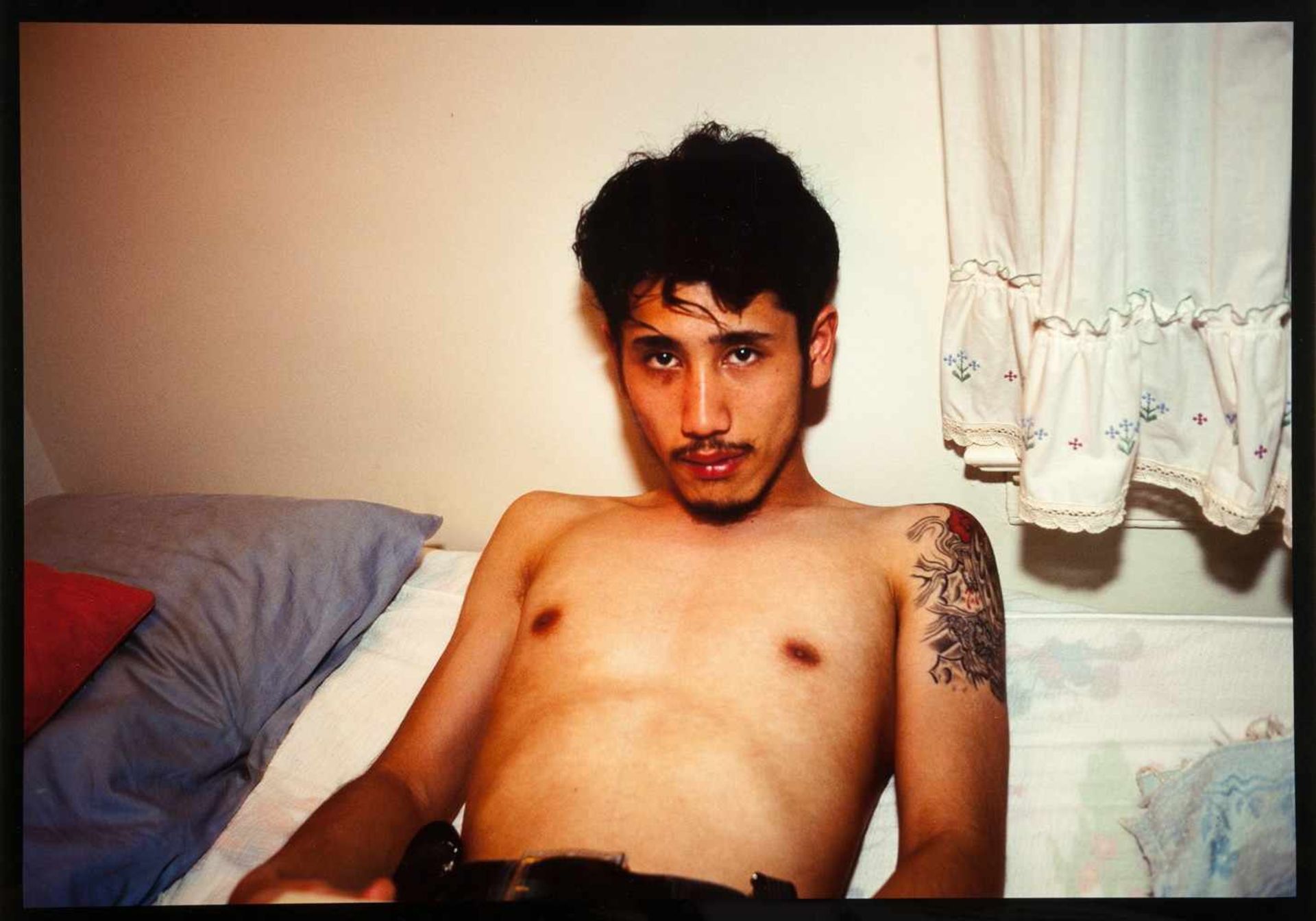 Nan Goldin. Kee in bed, E. Hampton, N. Y. Cibachrome. 1988/1996. 30,5 : 40,5 cm. Rückseitig