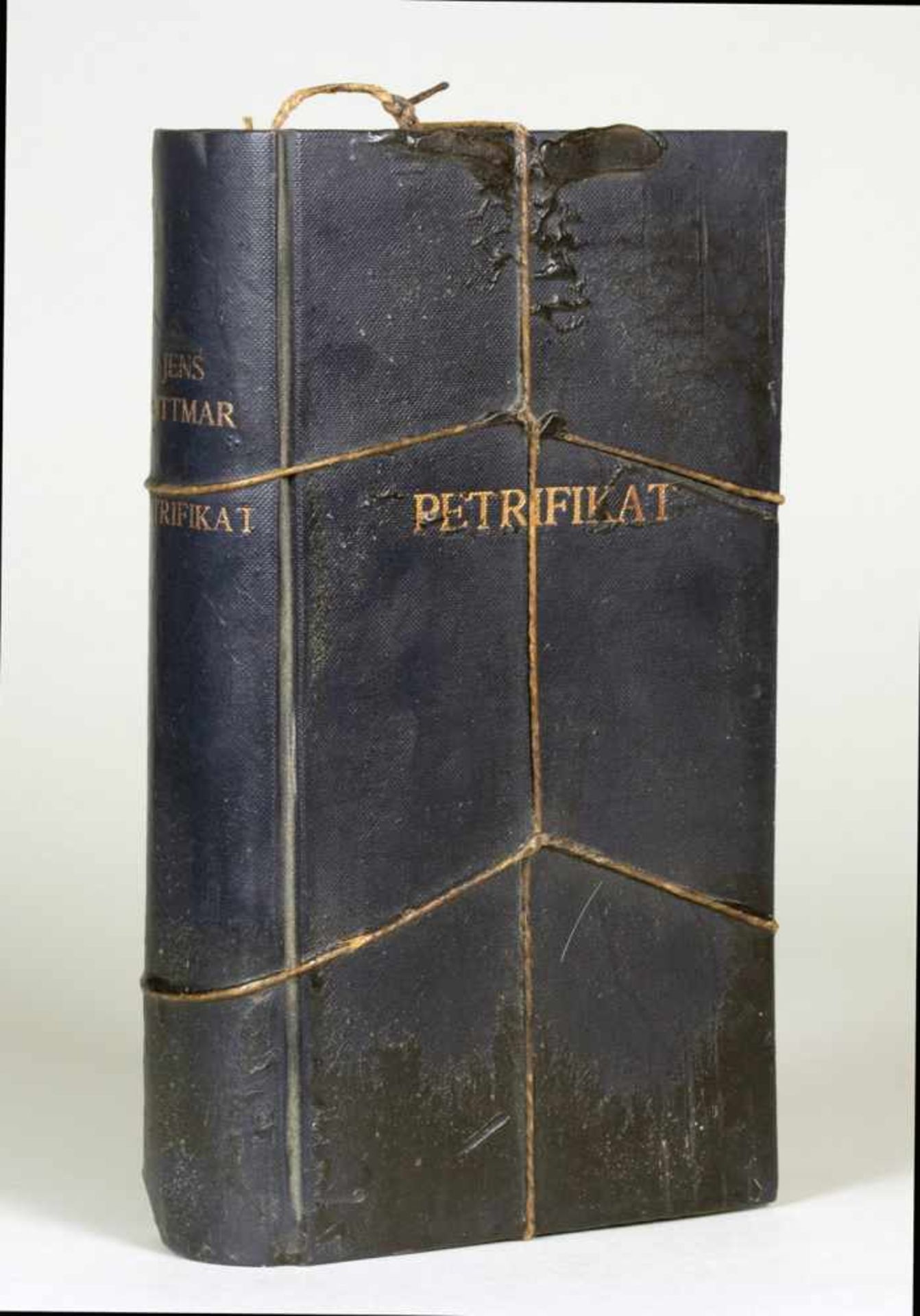 Jens Dittmar. Petrifikat. Buchobjekt (Buch, Lackfarbe, Schnur, Wachs). 25,5 : 15,3 : 5,4 cm. Der