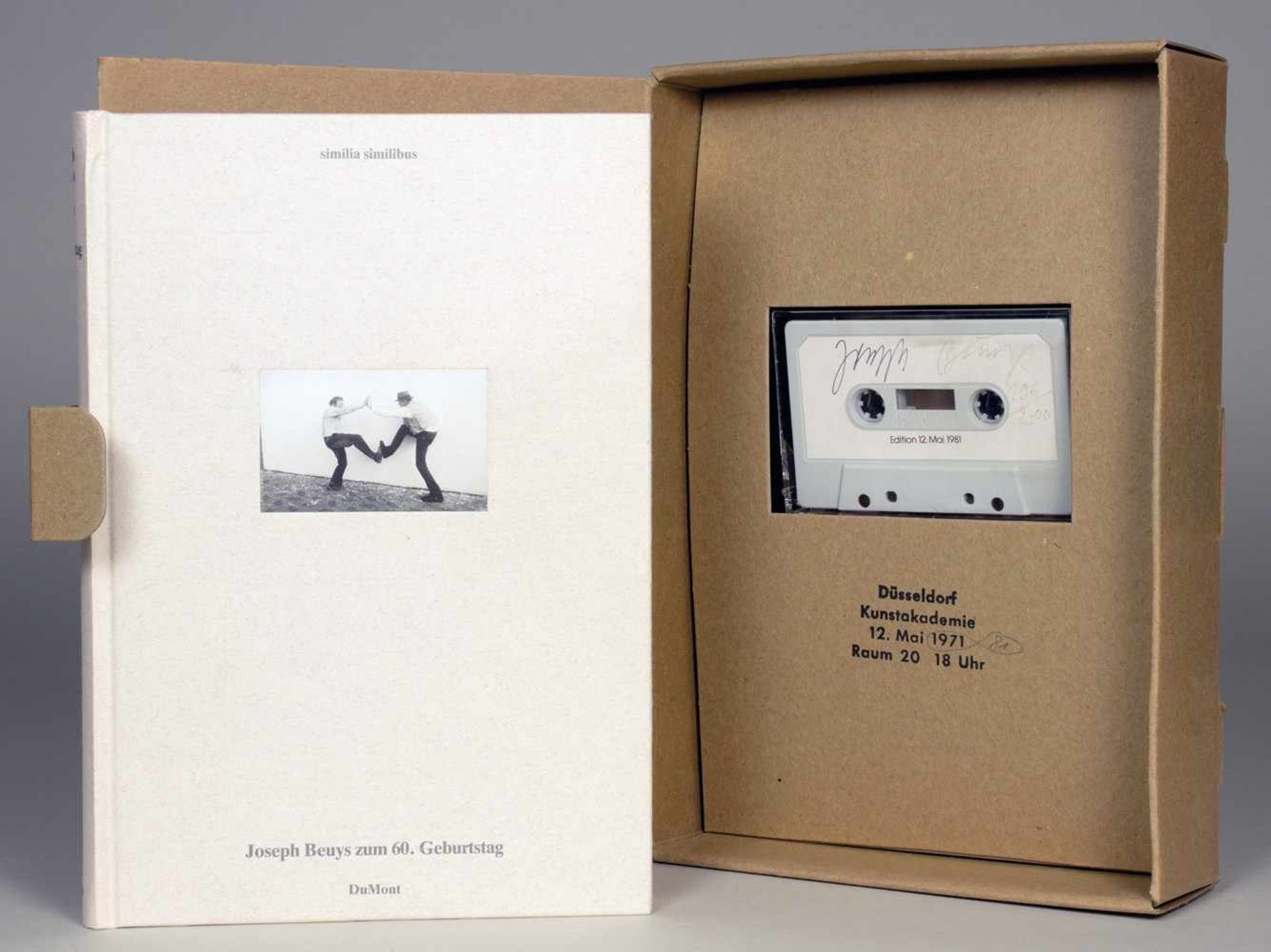 Joseph Beuys. Edition 12. Mai 1981. Multiple (Buch und Tonbandkassette). 1981. 26,0 : 18,0 : 5,0 cm.