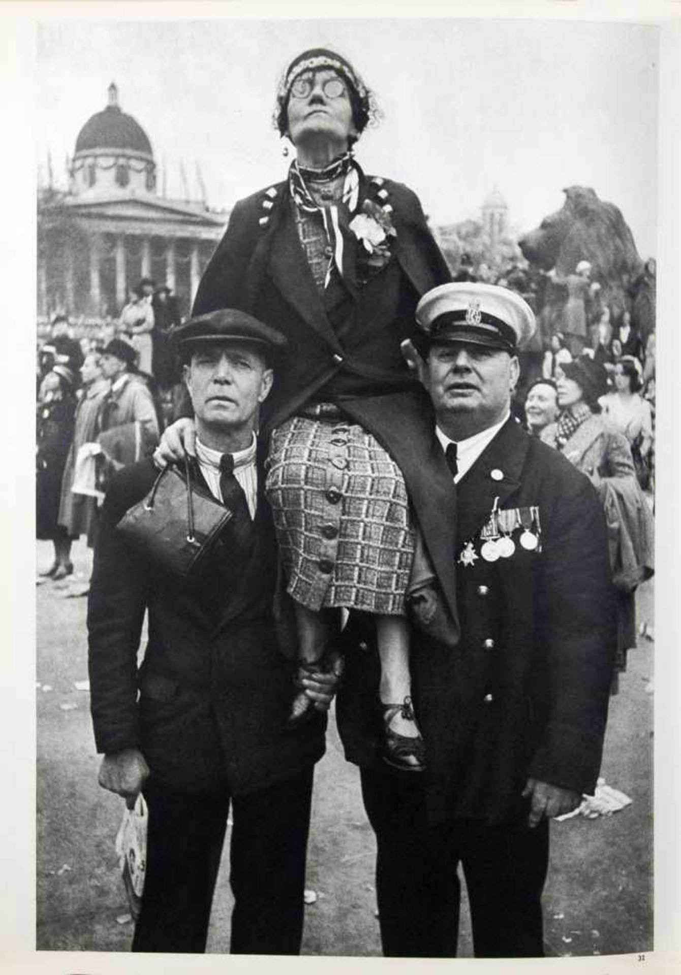 Images a la Sauvette. Photographies par Henri Cartier-Bresson. Paris, Edition Verve 1952. Mit 126 - Image 2 of 3