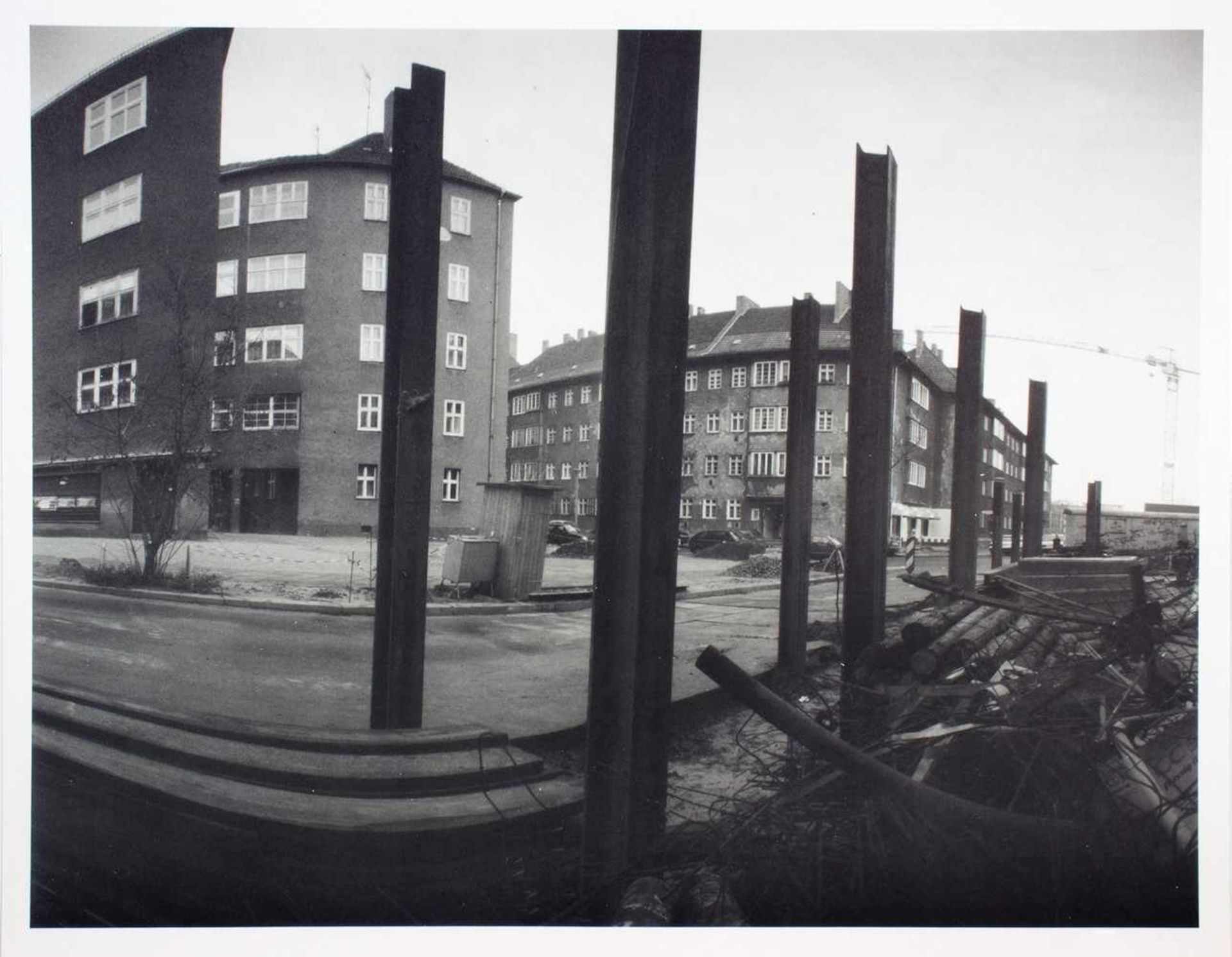 Dietrich Oltmanns. Verwerfung Zwölf Lichtdrucke nach Fotografien. Berlin, Warnke & Maas 1991. Eins - Image 2 of 2