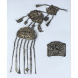 (lot of 2) Chinese silver items, consisting of a buckle with fu-lions and figures; together with a