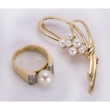 Cultured pearl, diamond, platinum and yellow gold jewelry suite Including 1) ring, centering (1)