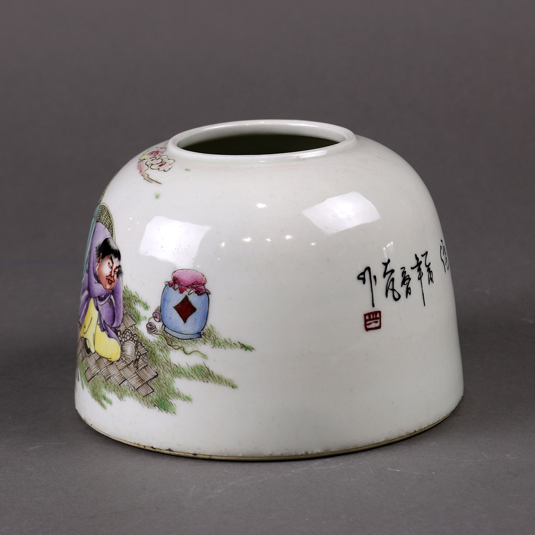 Chinese enameled porcelain brush coupe, of beehive form decorated with an elder along with an - Image 2 of 6