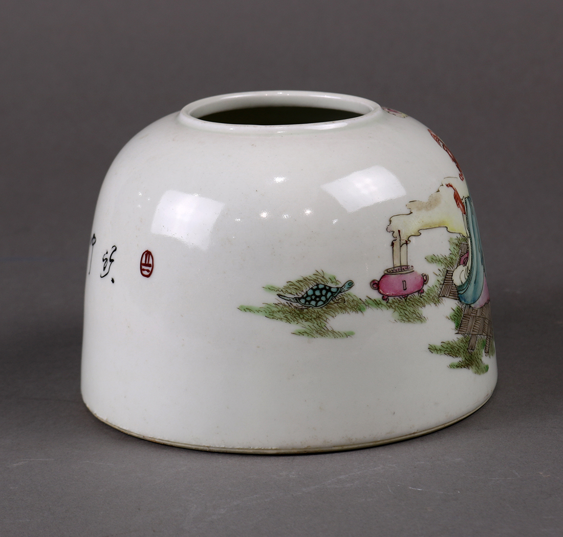 Chinese enameled porcelain brush coupe, of beehive form decorated with an elder along with an - Image 4 of 6