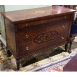 Italian Neoclassical style commode, 20th century, the rectangular top having inlay decoration