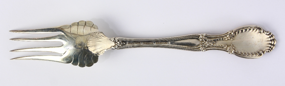 Tiffany & Co. sterling silver serving fork in the "Richelieu" pattern, 9"l; 2.91 troy oz. - Image 2 of 3