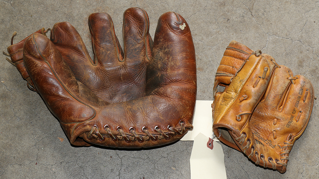 (lot of 2) Vintage leather baseball gloves, consisting of a 1940's leather five finger baseball - Image 2 of 2